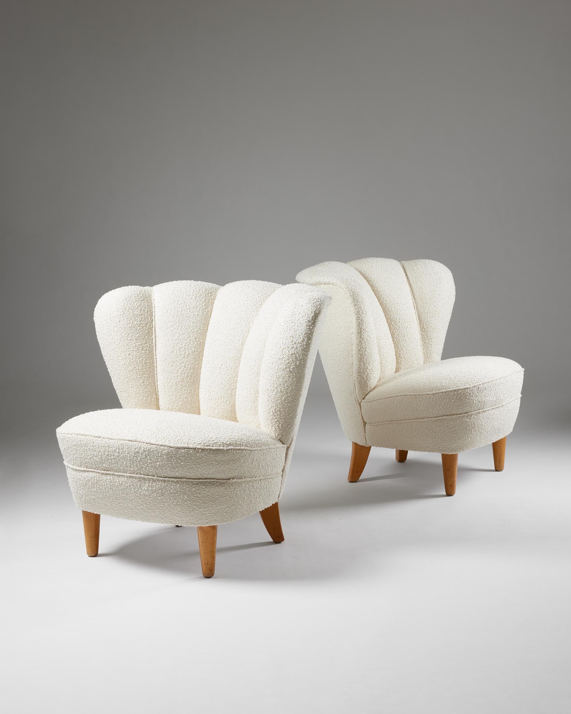 Pair of easy chairs, anonymous,
Finland, 1950s.

Wool upholstery and lacquered wood.

H: 68 cm
W: 75 cm
D: 82 cm
SH: 44 cm