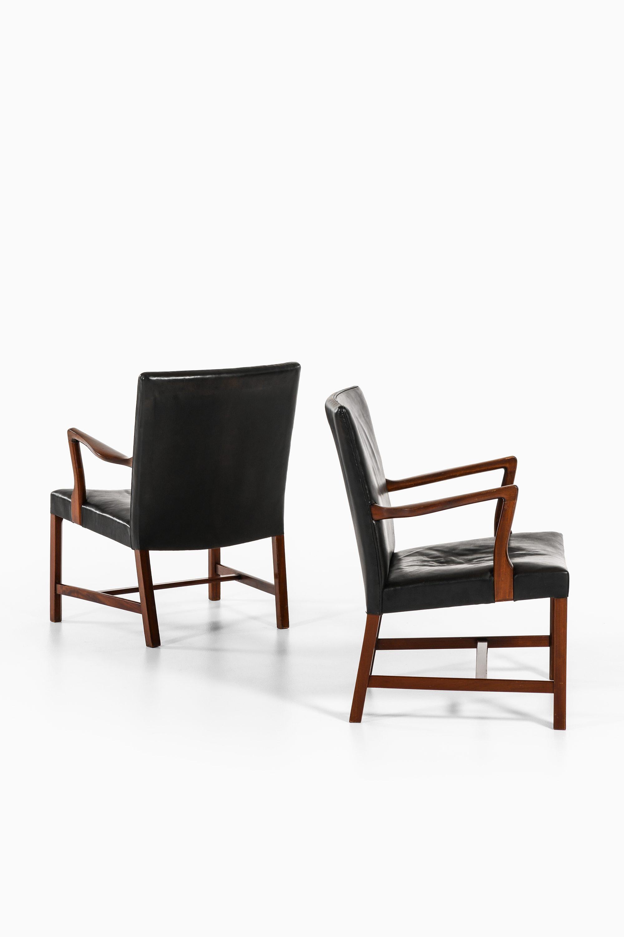 Mid-Century moderno Coppia di poltrone in mogano e pelle di Hans Wegner, anni '50 in vendita
