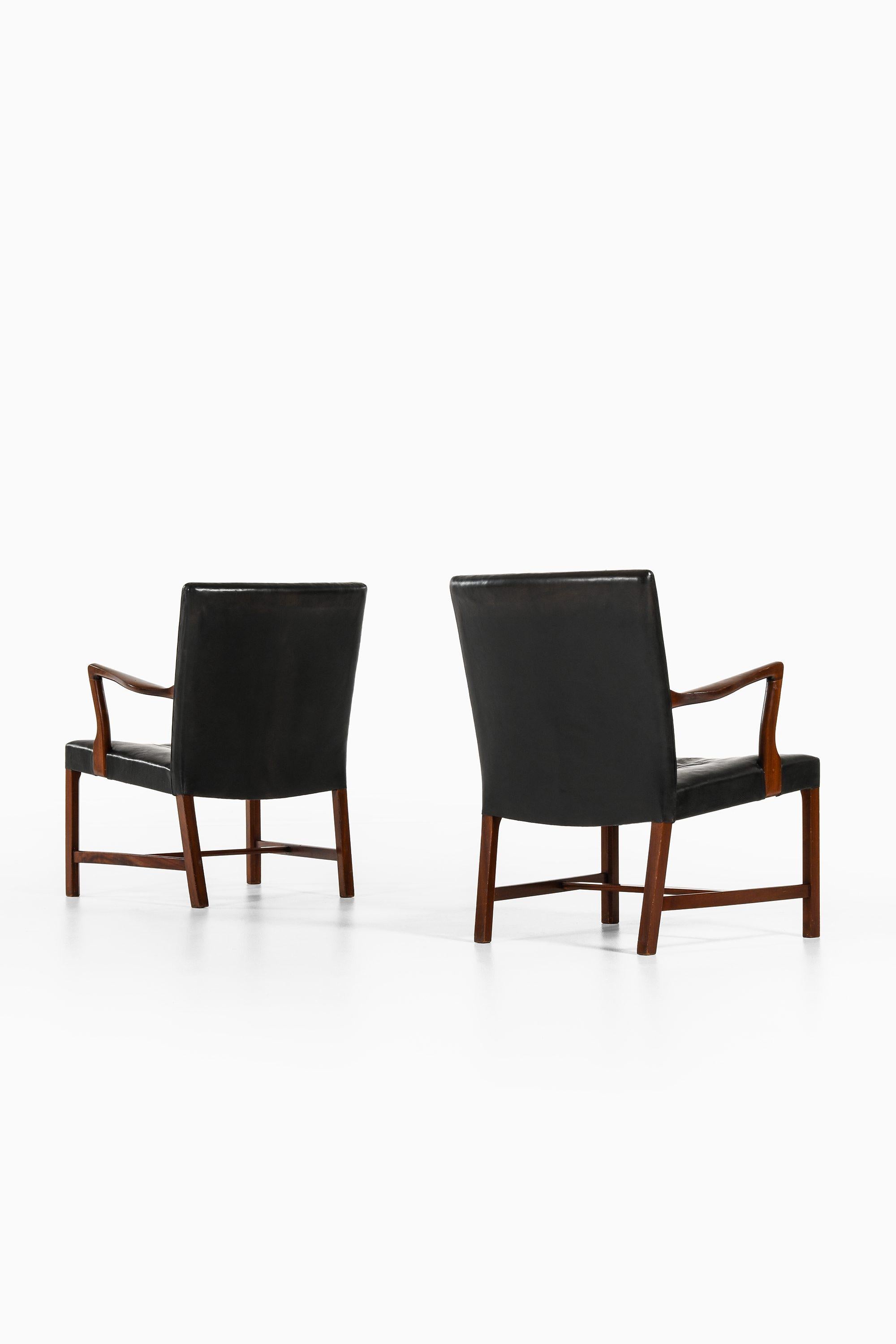 Danese Coppia di poltrone in mogano e pelle di Hans Wegner, anni '50 in vendita