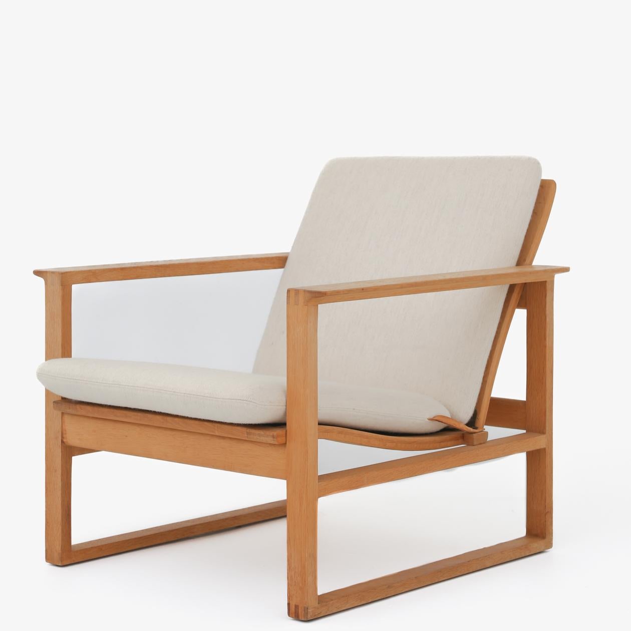 BM 2256 - Low back easy chair in oak with cushions in light wool. Børge Mogensen / Fredericia Furniture.