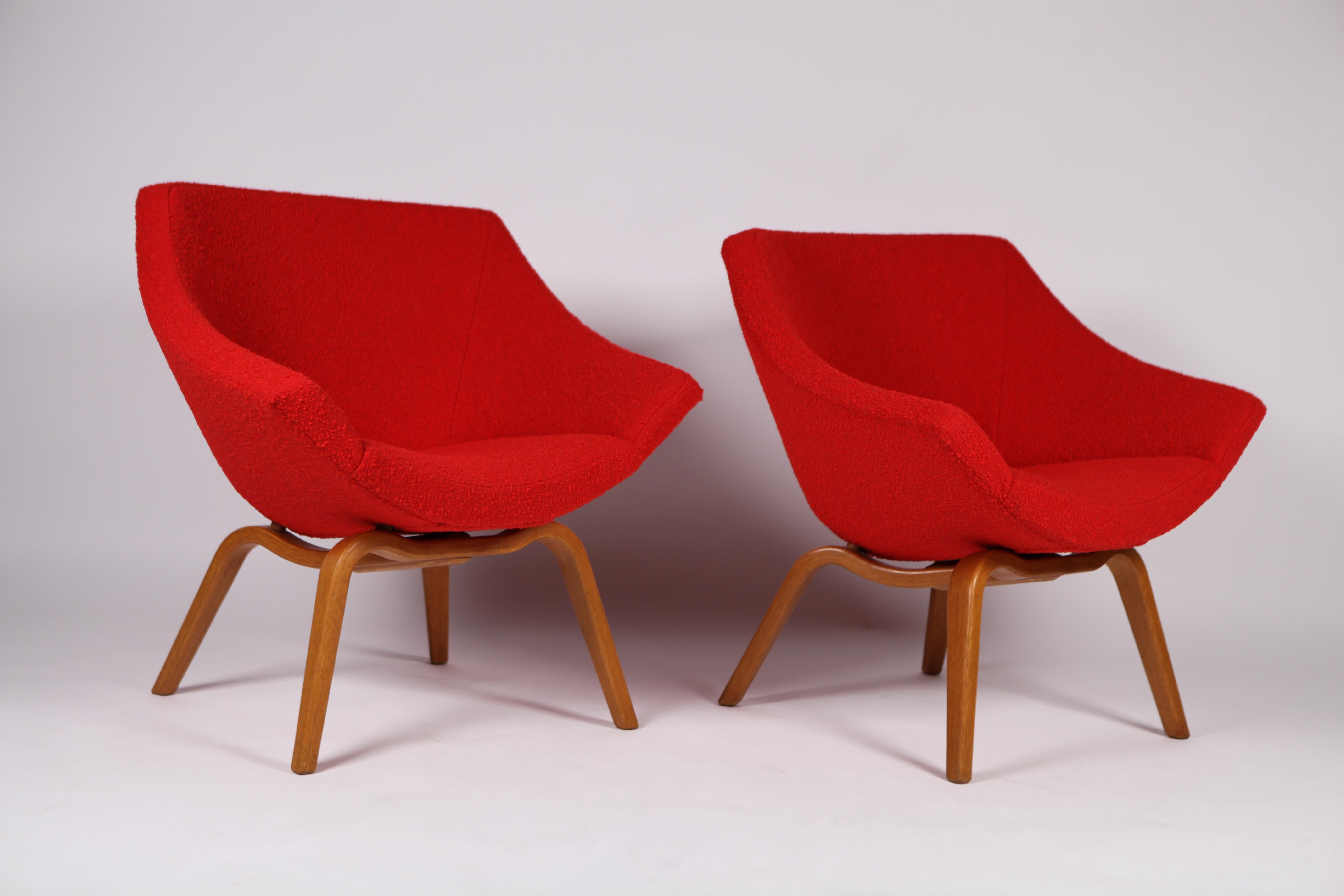 Pair of unique lounge chairs by Finnish designer and architect Carl-Gustaf Hiort af Ornäs (1911-1996), for Puunveisto, Helsinki 1950s.
Excellent vintage condition to the wood construction and new upholstery with Dedar fabric.
Signed to the