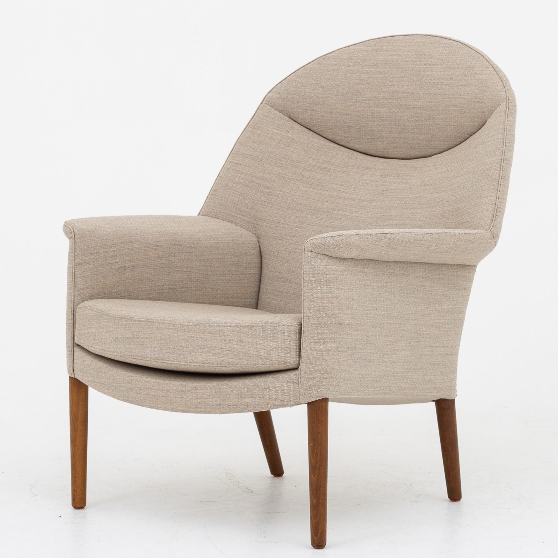 A pair of easy chairs with new Foss fabric (code 212) by Kvadrat with legs in stained beech. One low back and one tall back. Maker Fritz Hansen.