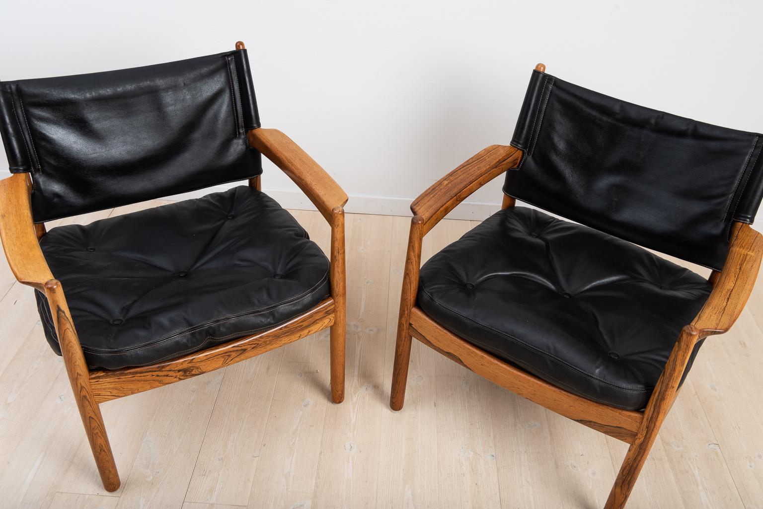 A pair of easy chairs by Gunnar Myrstrand manufactured by Källemo Sweden, 1960s. Frame manufactured by palisades. Backrest in leather. Detachable cushions upholstered in leather with button staples.