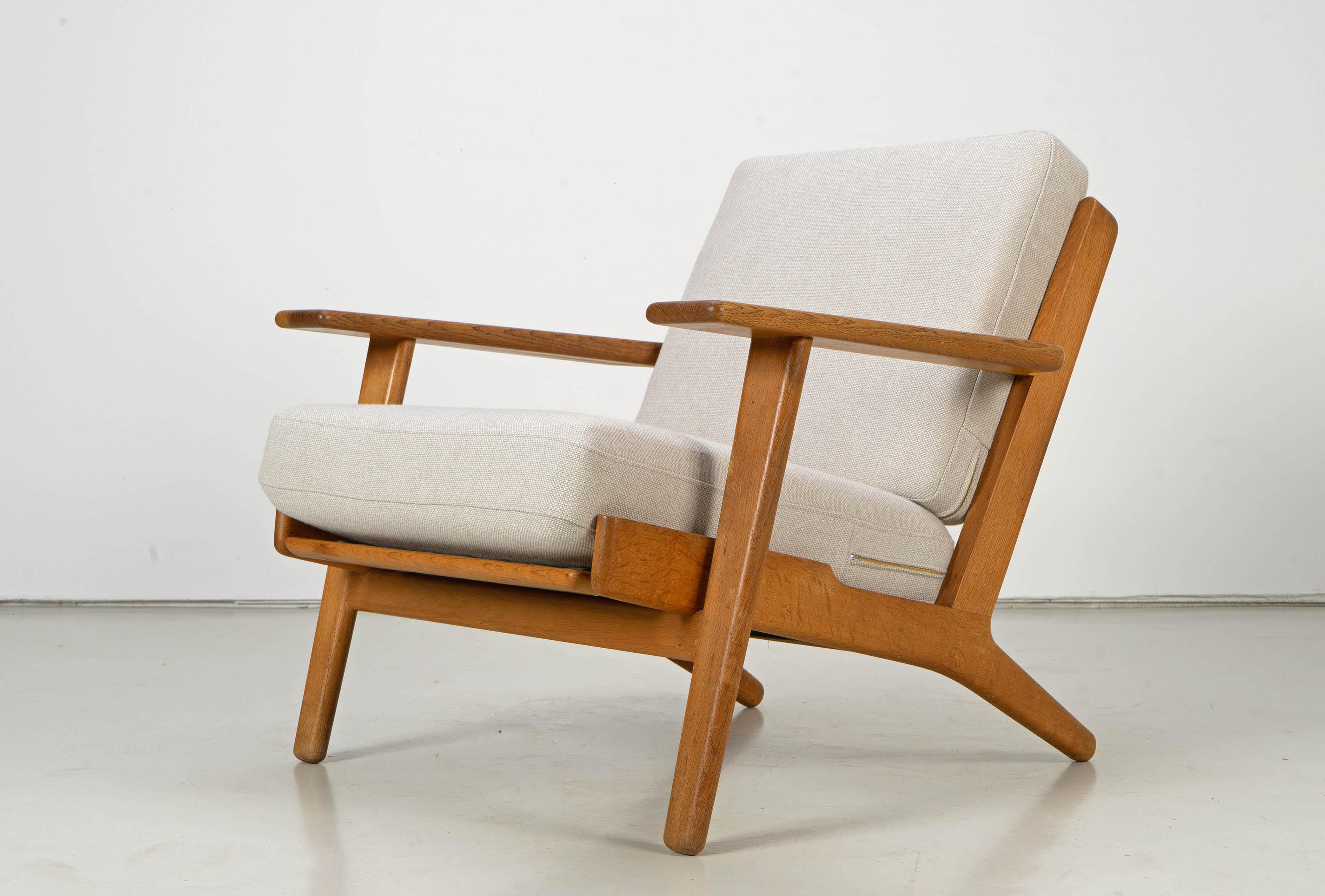 Scandinavian Modern Pair of Easy Chairs by Hans Wegner GETAMA GE 290, Oak Wood Denmark 1960s For Sale