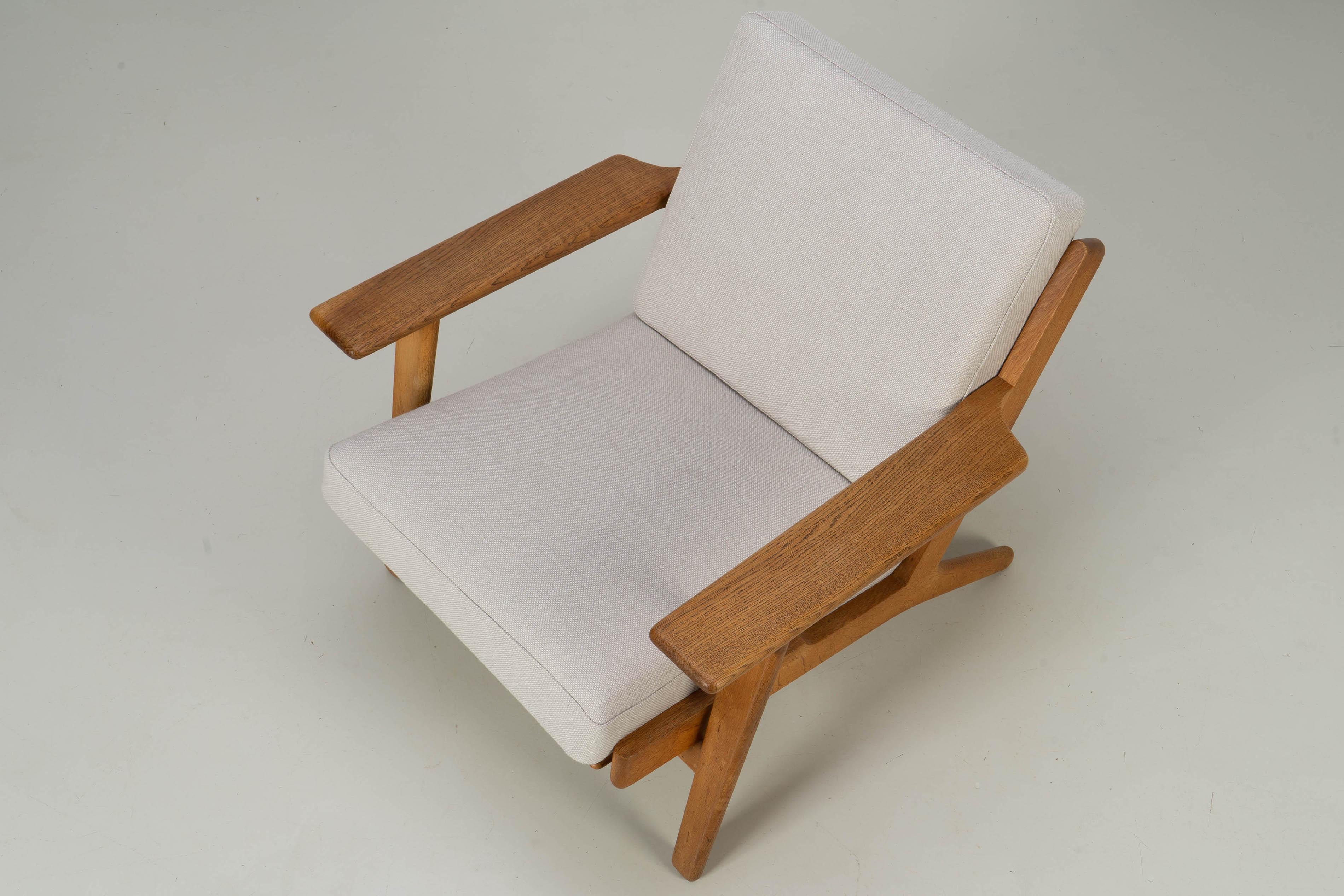 Danish Pair of Easy Chairs by Hans Wegner GETAMA GE 290, Oak Wood Denmark 1960s For Sale