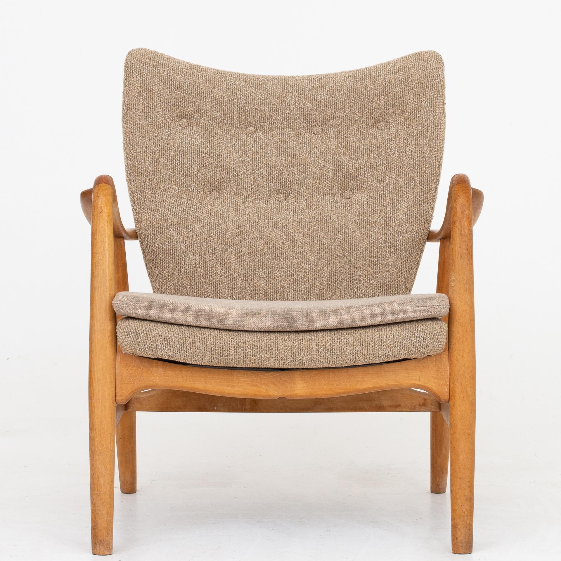 'Pragh' easy chair in beech, reupholstered with Moss 020 og cushion in Clay 010 (Sacho). Maker Madsen & Schubell.