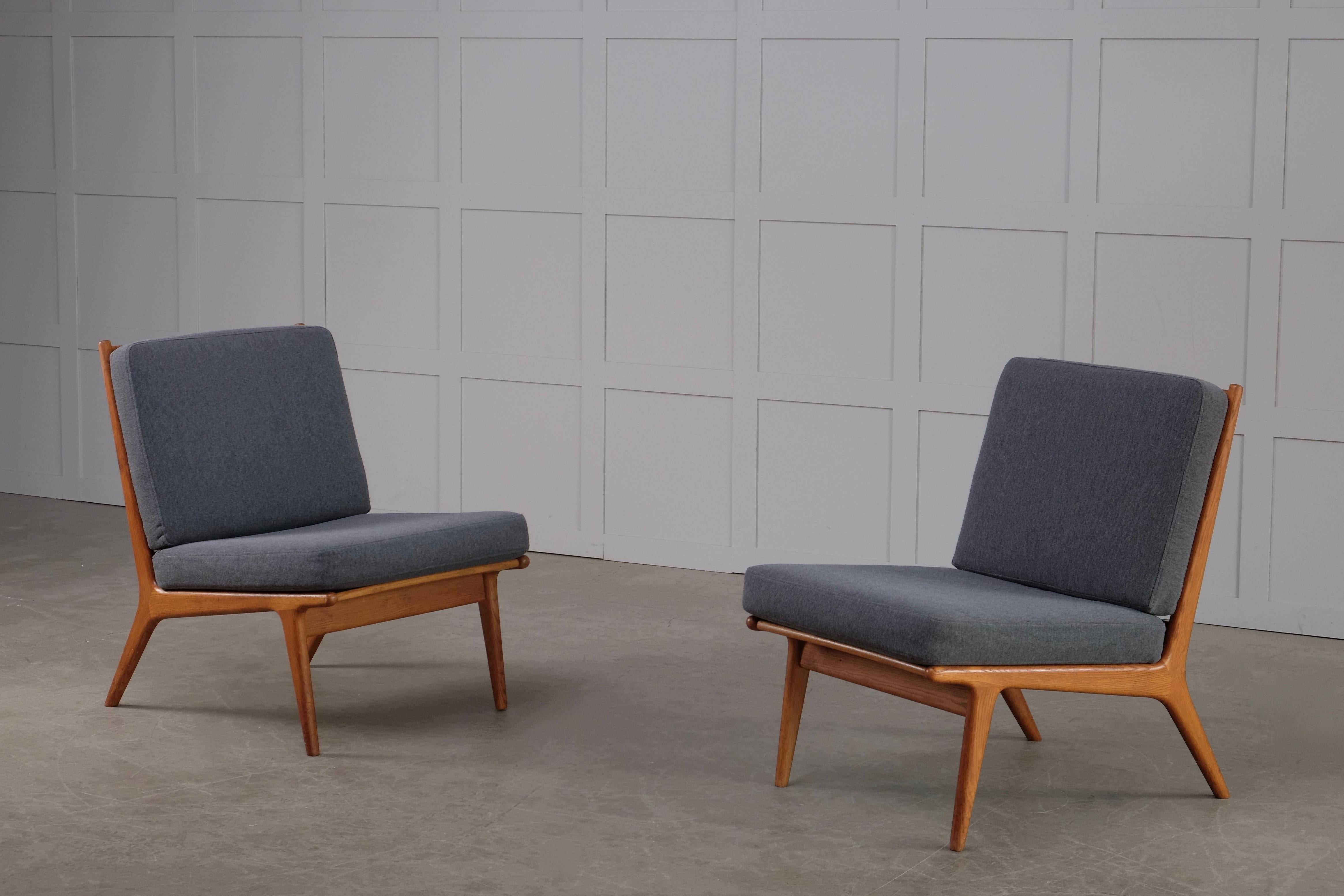 Modèle rare. Conçu par Karl-Erik Ekselius, produit par JOC à Vetlanda, Suède, années 1960.
Cadre en chêne massif et coussins nouvellement rembourrés en tissu de laine.
Jeu de 5 chaises disponible. Le prix indiqué est pour une paire.
  