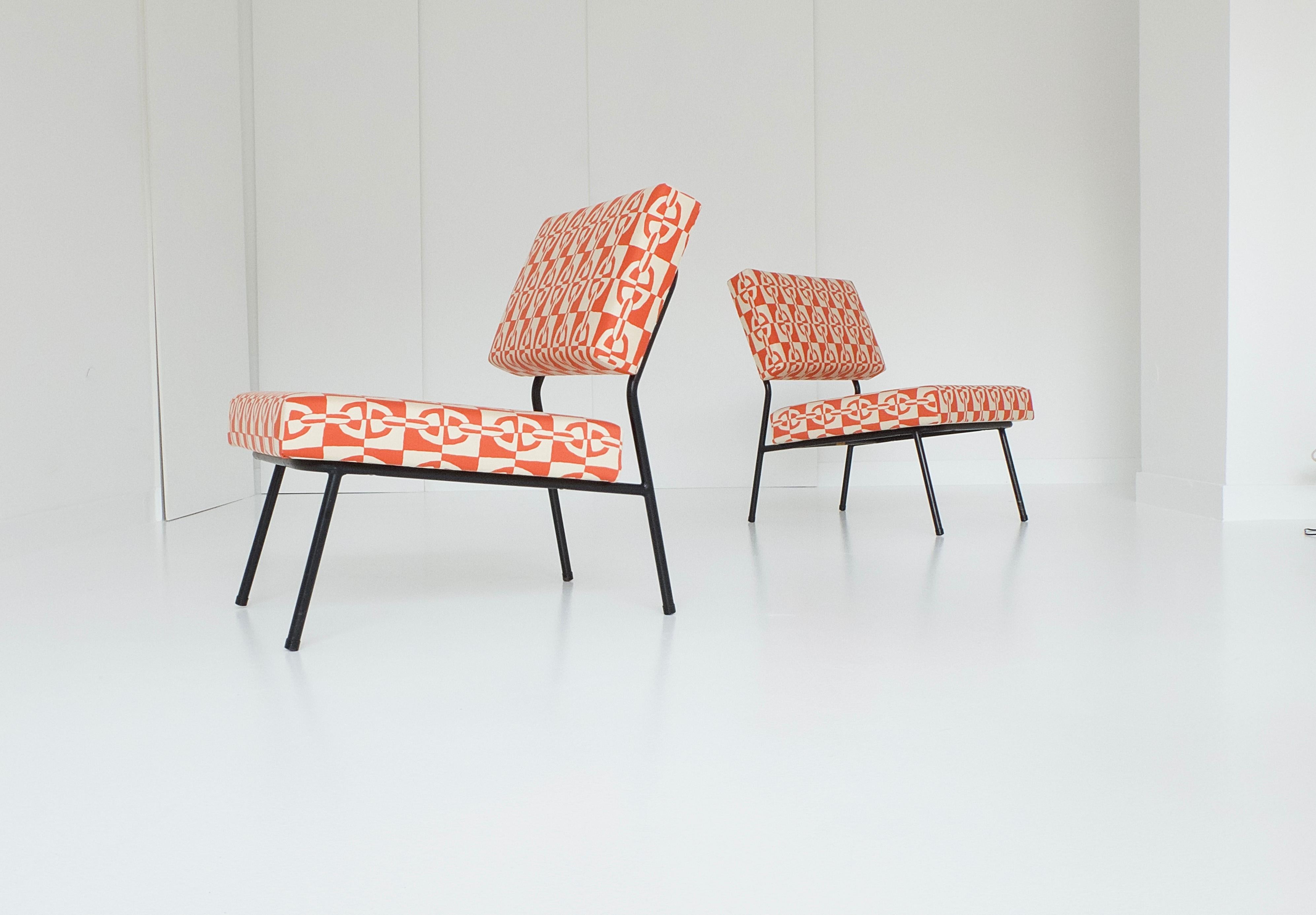 You may know these easy chairs designed by Paul Geoffroy in the early 1950s for Airborne, France. But you’ve never seen Hermès fabric on these chairs: we decided to go full luxury. With expertly reupholstered, new seat covers in the Classic