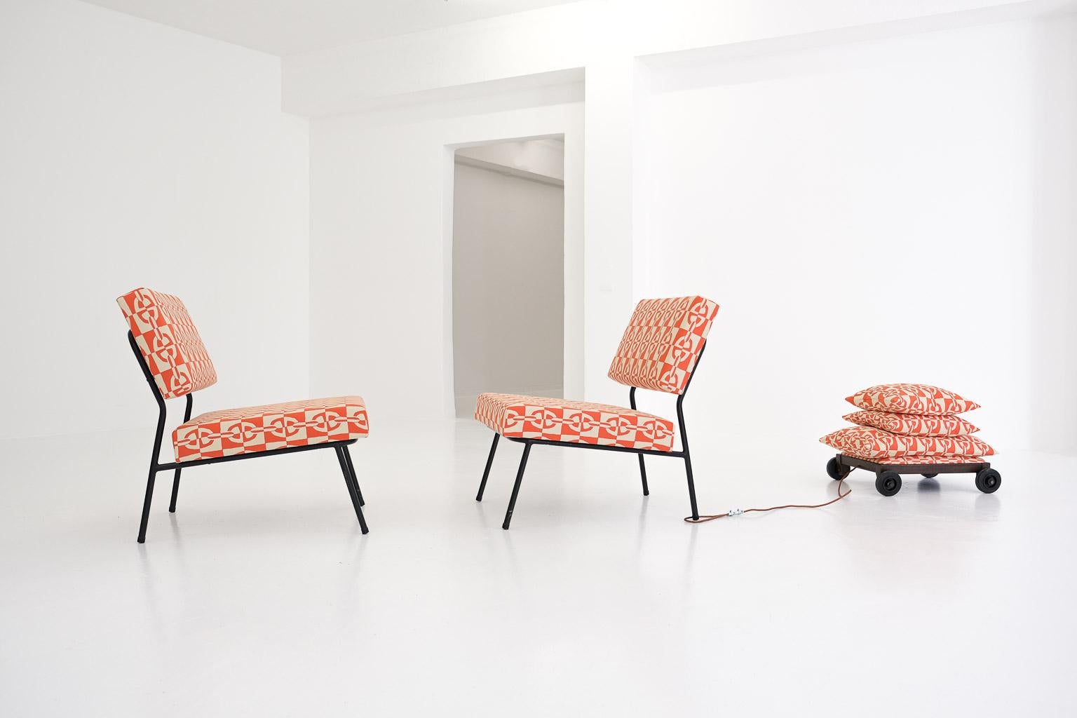 You may know these easy chairs designed by Paul Geoffroy in the early 1950s for Airborne, France. But you’ve never seen Hermès fabric on these chairs: we decided to go full luxury. With expertly reupholstered, new seat covers in the Classic