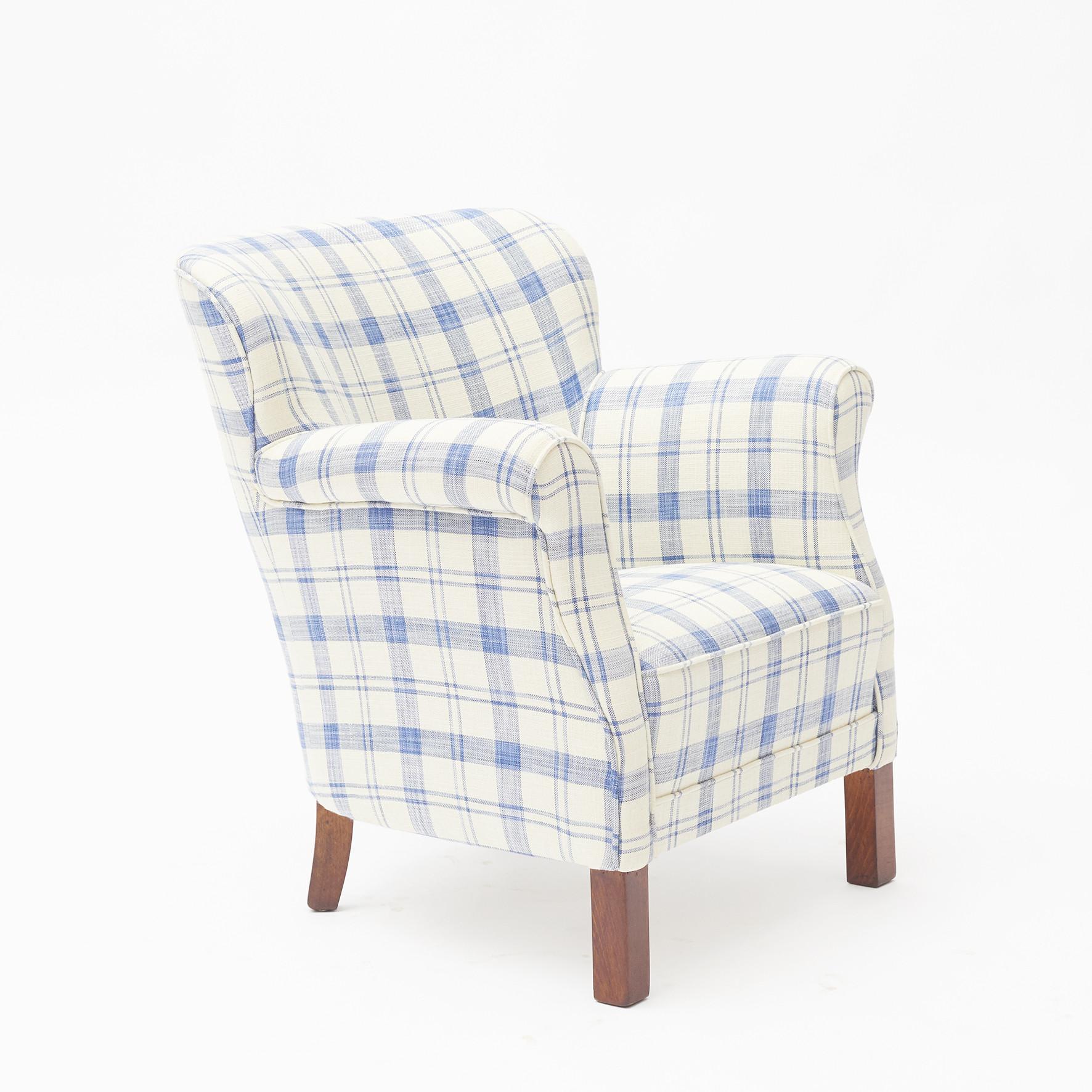 Pair of Danish armchairs, 1940-1950.
Dark polished beechwood frame and coil springs in the seat.
Newly upholstered in a blue and white checkered pattern fabric from 