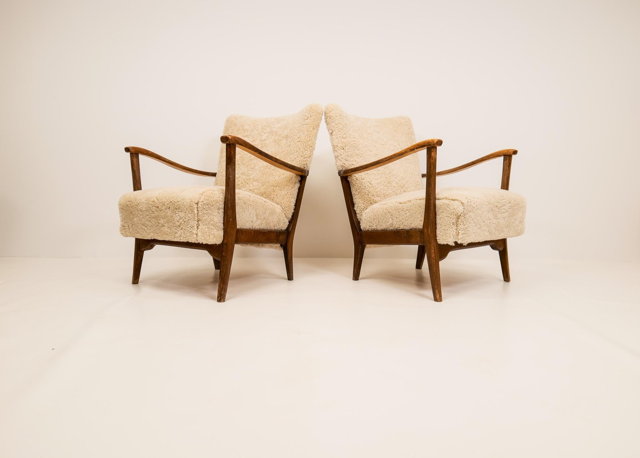 Wonderful armchairs / easy chairs in stained beech produced for the famous DUX company in Sweden.
Wonderful, detailed, and curved stained beech wood and all new upholstery in quality sheepskin. 

Good vintage condition. Upholstered

Dimensions: