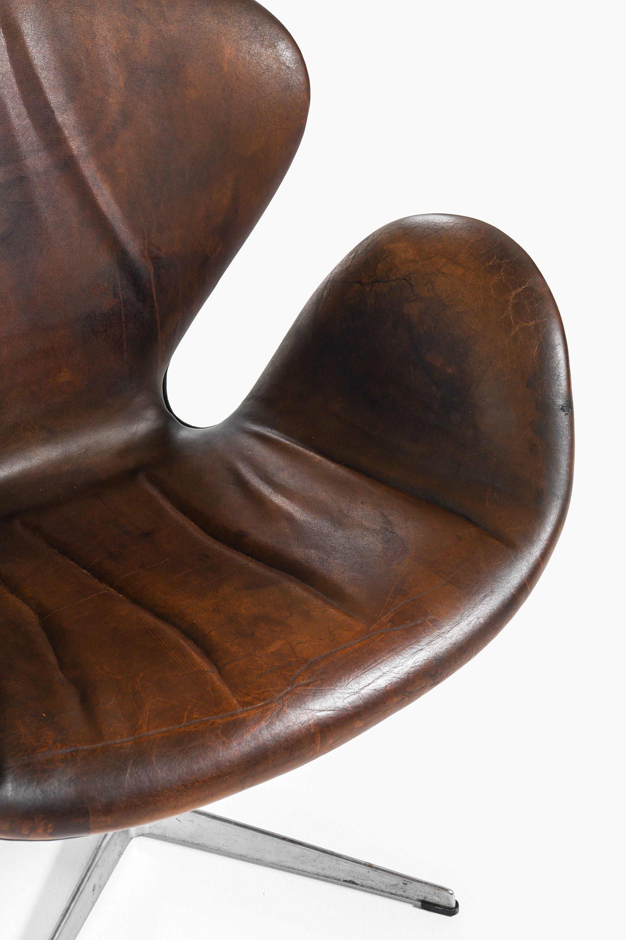Paar Sessel aus Aluminium und Leder von Arne Jacobsen, 1970er Jahre im Angebot 4