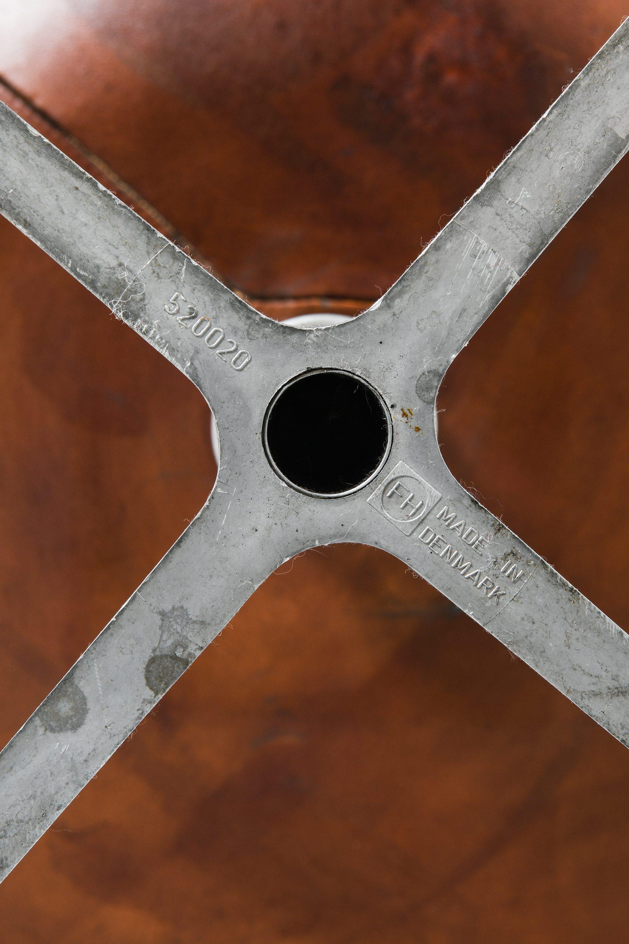 Paar Sessel aus Aluminium und Leder von Arne Jacobsen, 1970er Jahre im Angebot 5