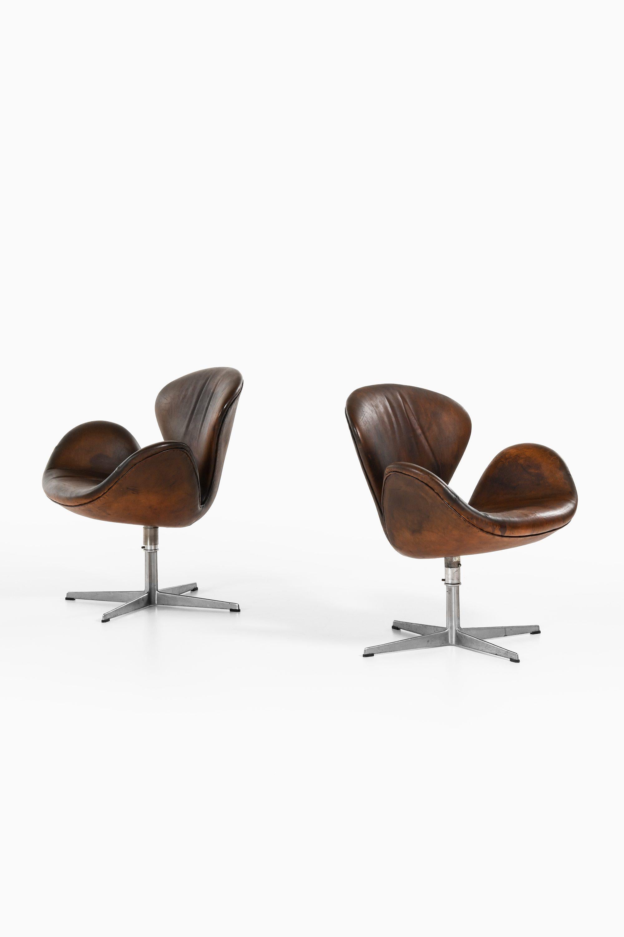 Paar Sessel aus Aluminium und Leder von Arne Jacobsen, 1970er Jahre

Zusätzliche Informationen:
MATERIAL: Aluminium und Leder
Stil: Mitte des Jahrhunderts, skandinavisch
Seltenes Paar Sessel Modell 3320 / Schwan
Produziert von Fritz Hansen in