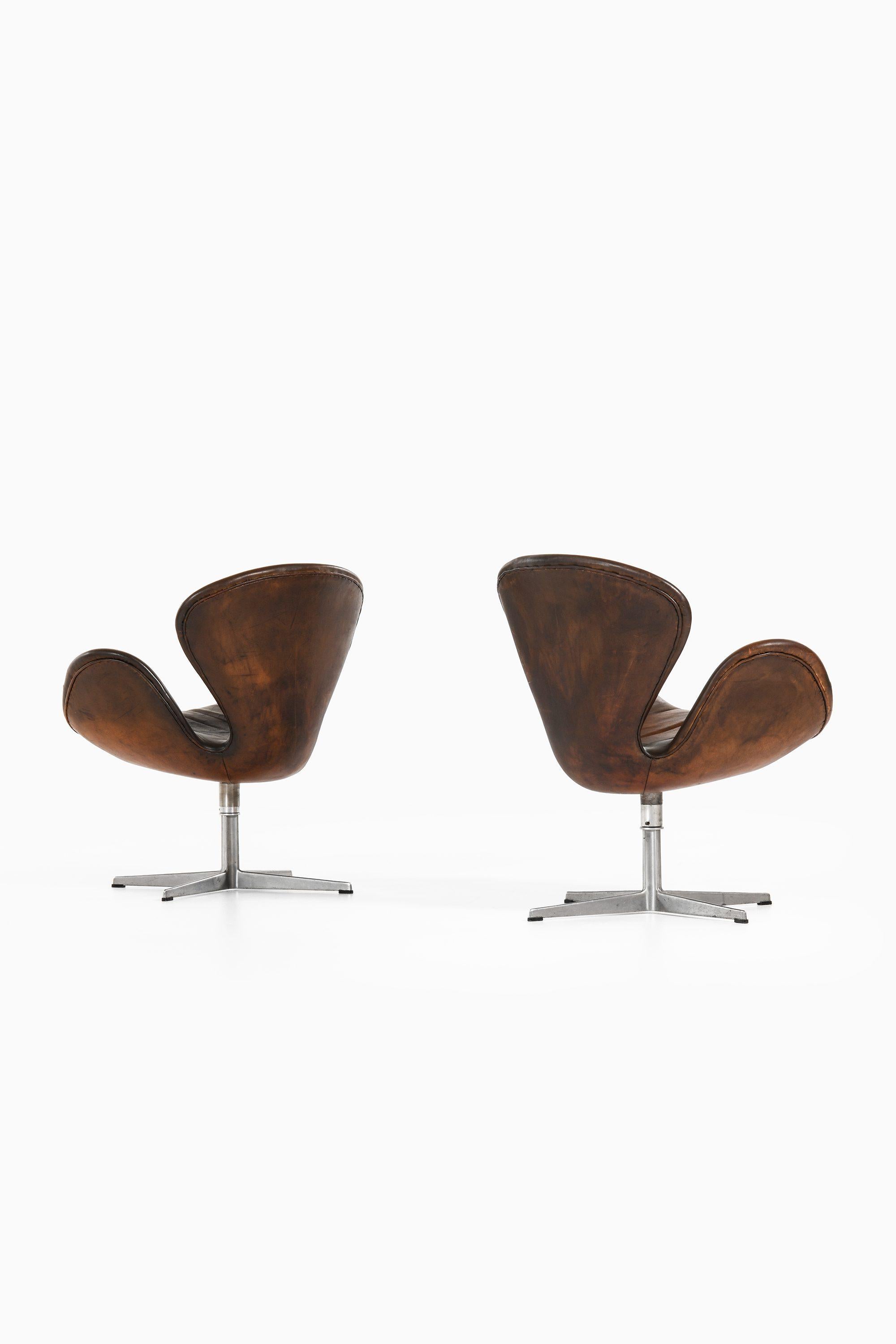 Paar Sessel aus Aluminium und Leder von Arne Jacobsen, 1970er Jahre (Skandinavische Moderne) im Angebot