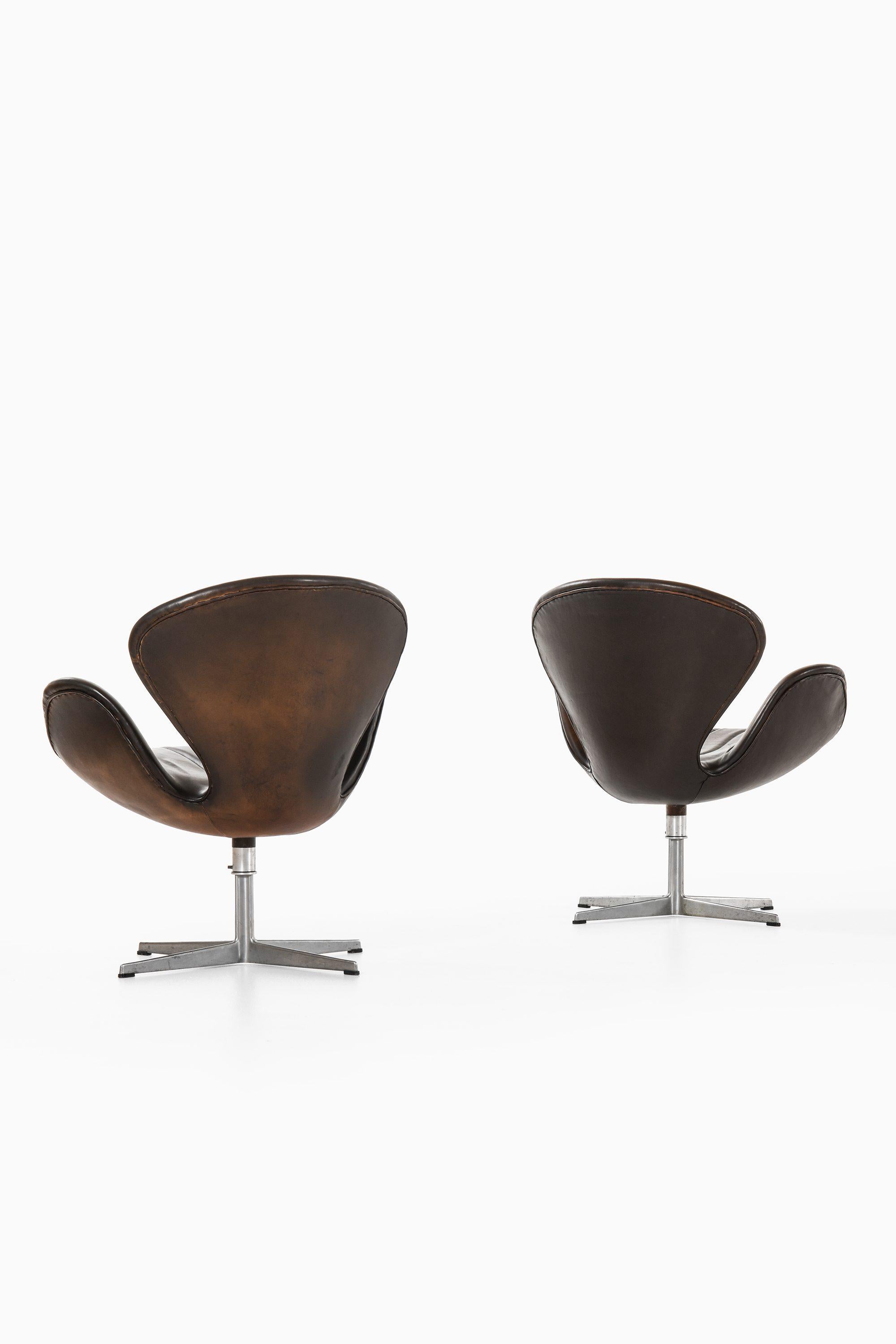 Paar Sessel aus Aluminium und Leder von Arne Jacobsen, 1970er Jahre (Skandinavische Moderne) im Angebot