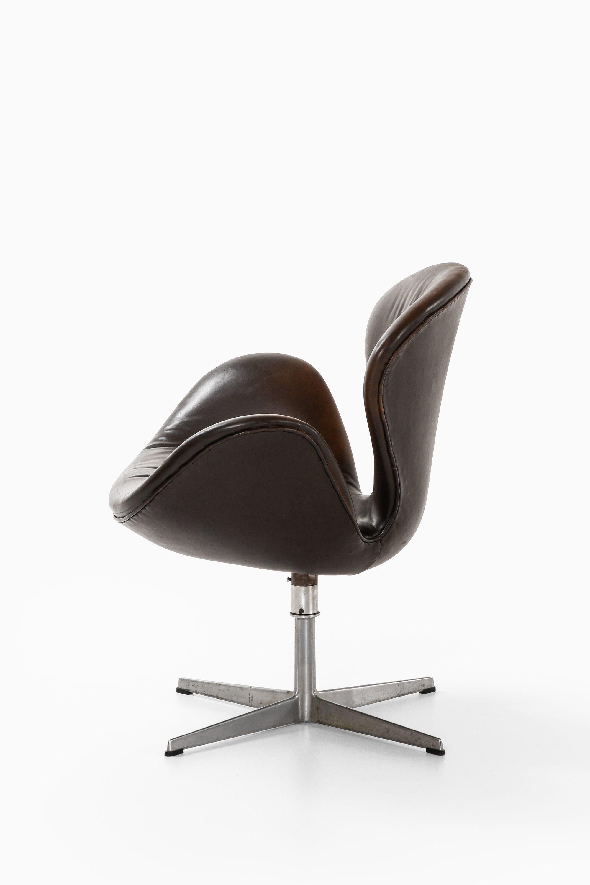 Paar Sessel aus Aluminium und Leder von Arne Jacobsen, 1970er Jahre (Dänisch) im Angebot