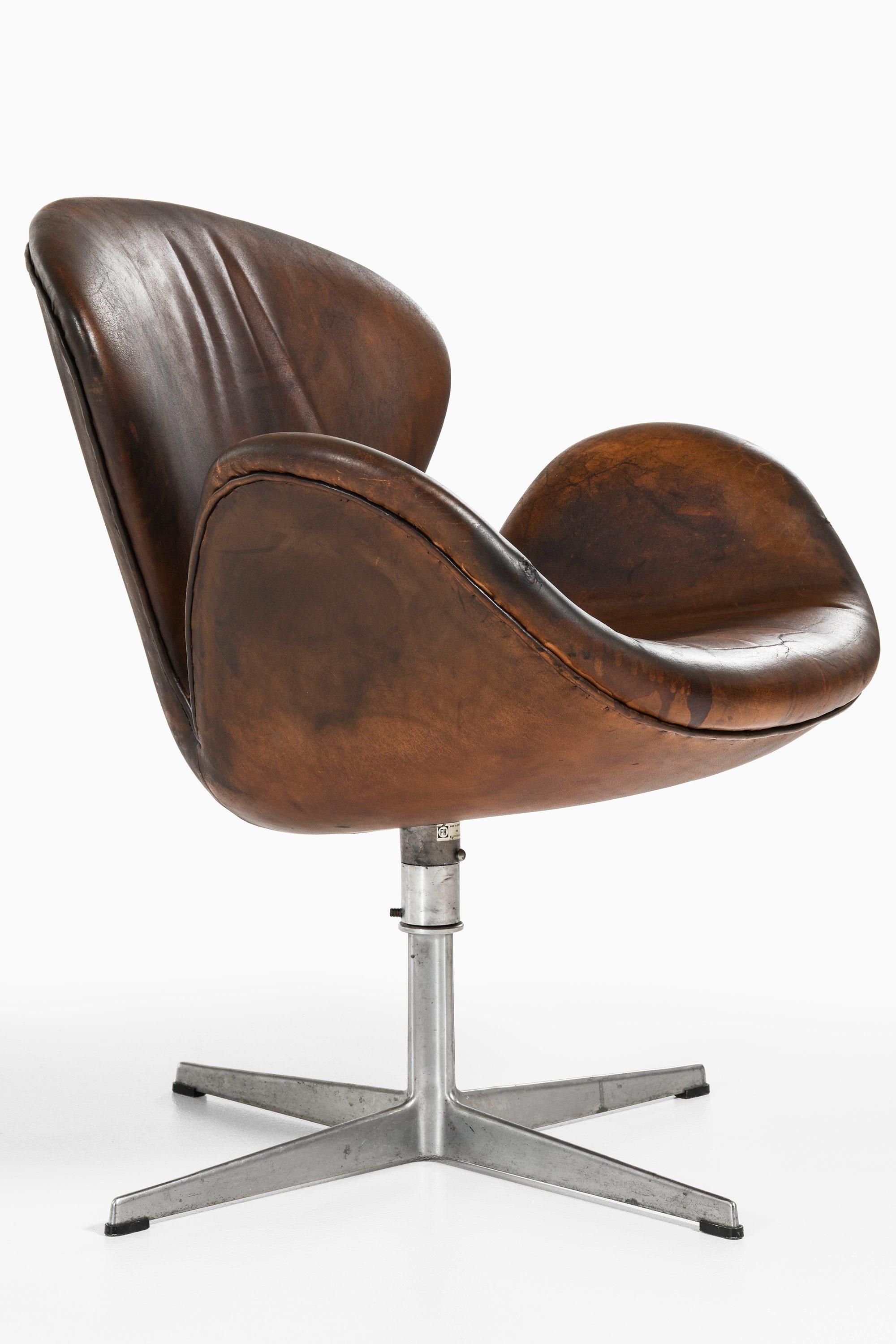 Paar Sessel aus Aluminium und Leder von Arne Jacobsen, 1970er Jahre im Zustand „Gut“ im Angebot in Limhamn, Skåne län