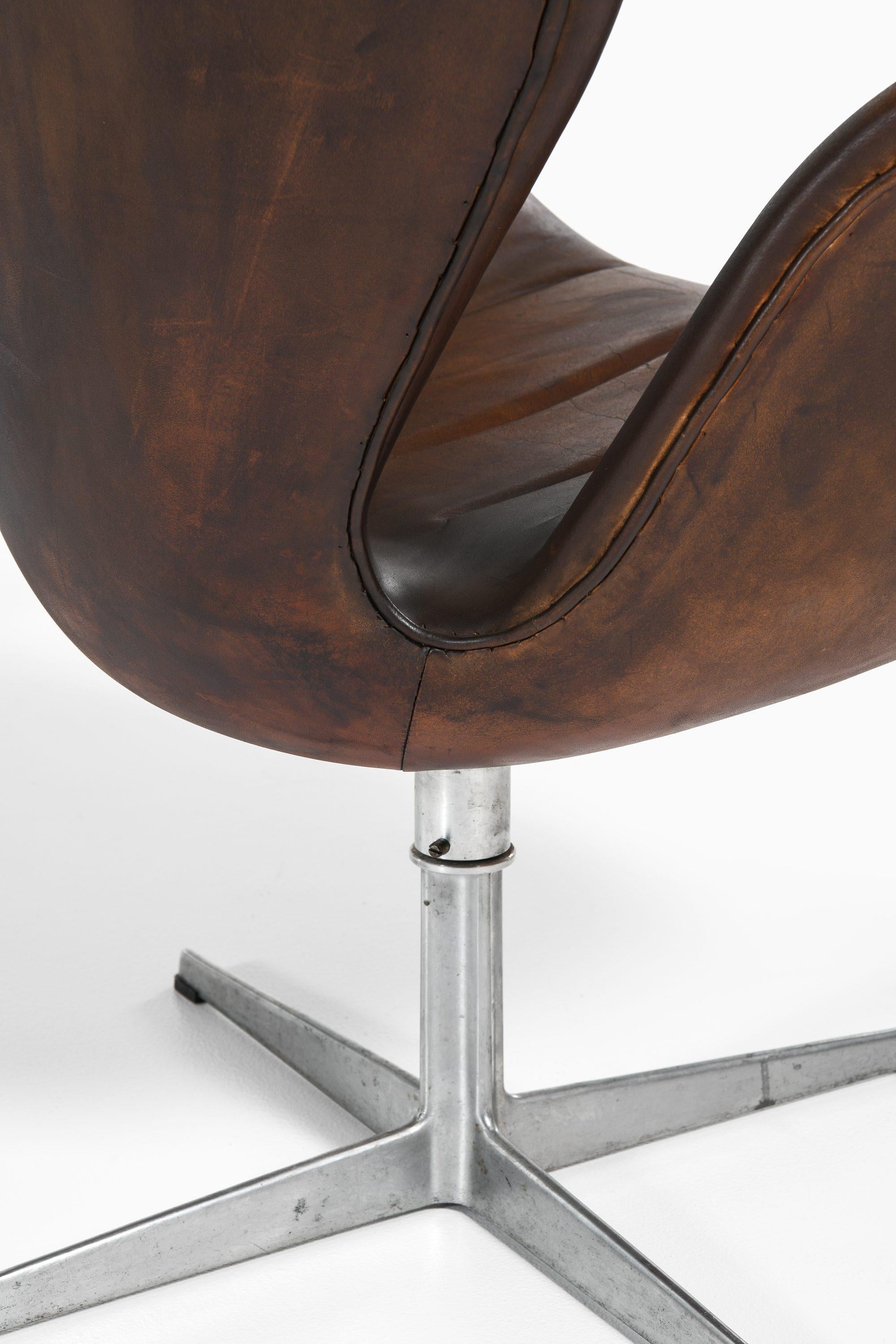 Paar Sessel aus Aluminium und Leder von Arne Jacobsen, 1970er Jahre (20. Jahrhundert) im Angebot