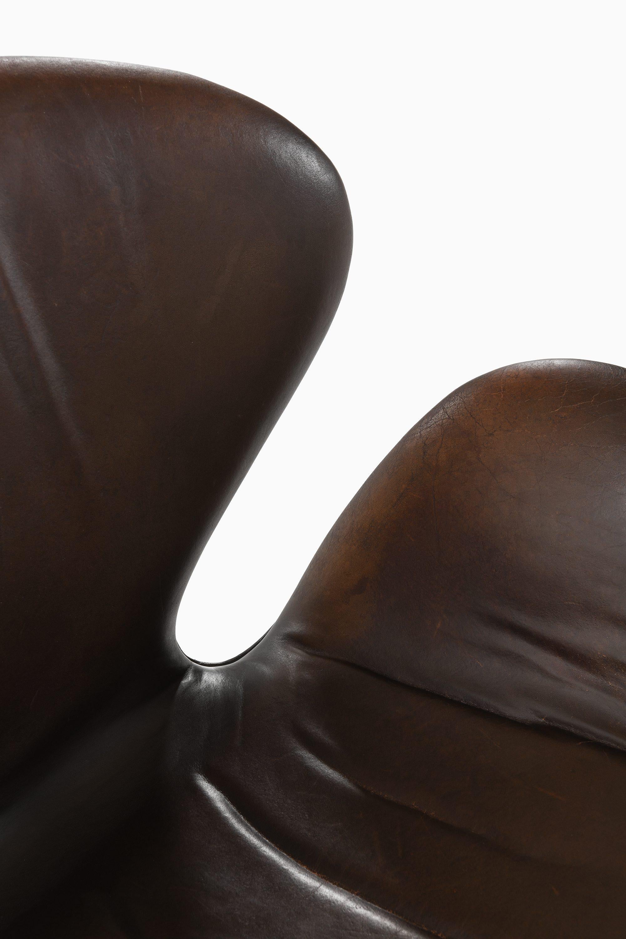 Paar Sessel aus Aluminium und Leder von Arne Jacobsen, 1970er Jahre (20. Jahrhundert) im Angebot