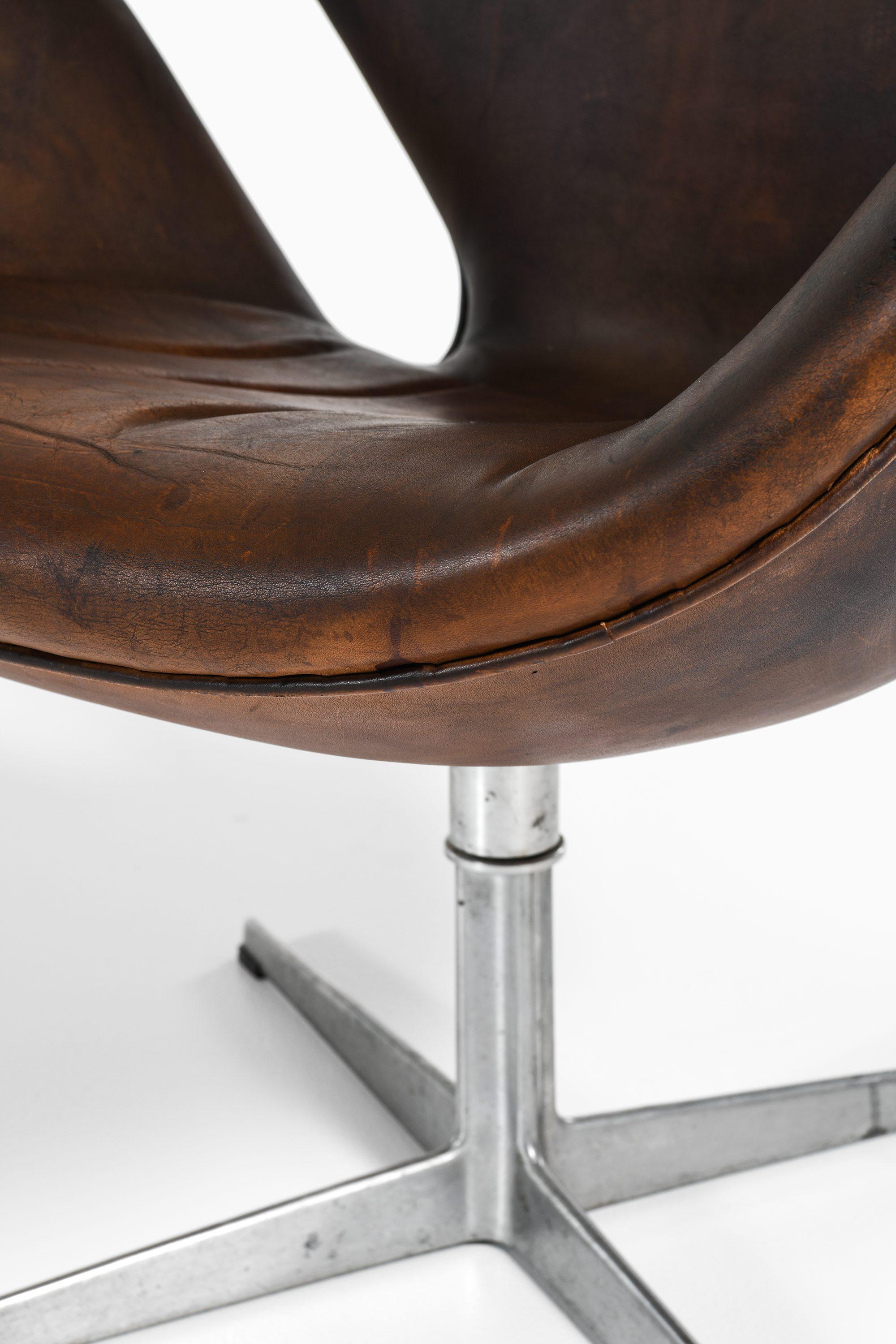 Paar Sessel aus Aluminium und Leder von Arne Jacobsen, 1970er Jahre im Angebot 1