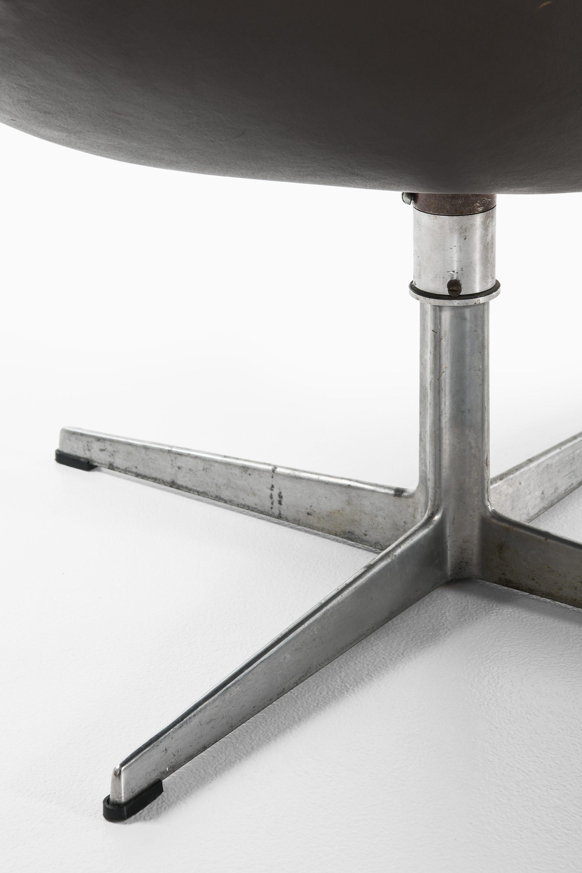 Paar Sessel aus Aluminium und Leder von Arne Jacobsen, 1970er Jahre im Angebot 1