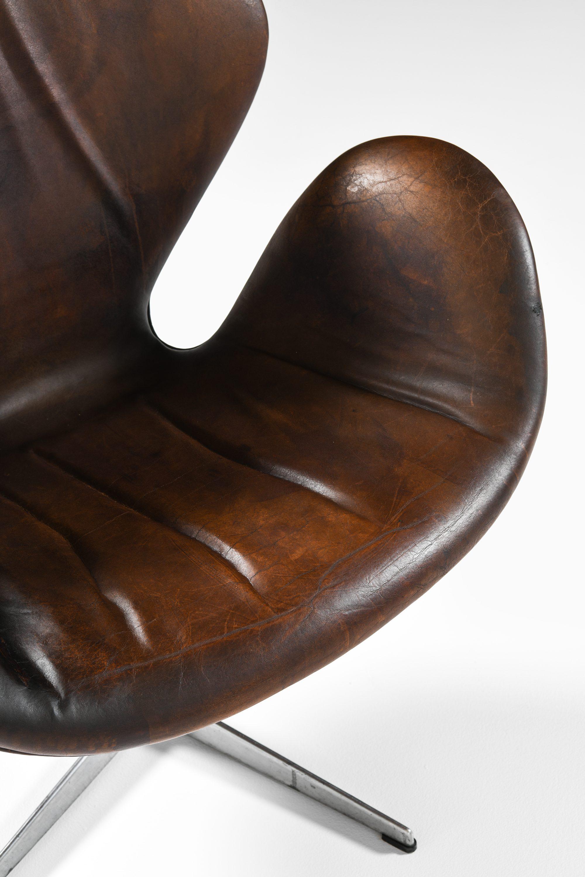 Paar Sessel aus Aluminium und Leder von Arne Jacobsen, 1970er Jahre im Angebot 2