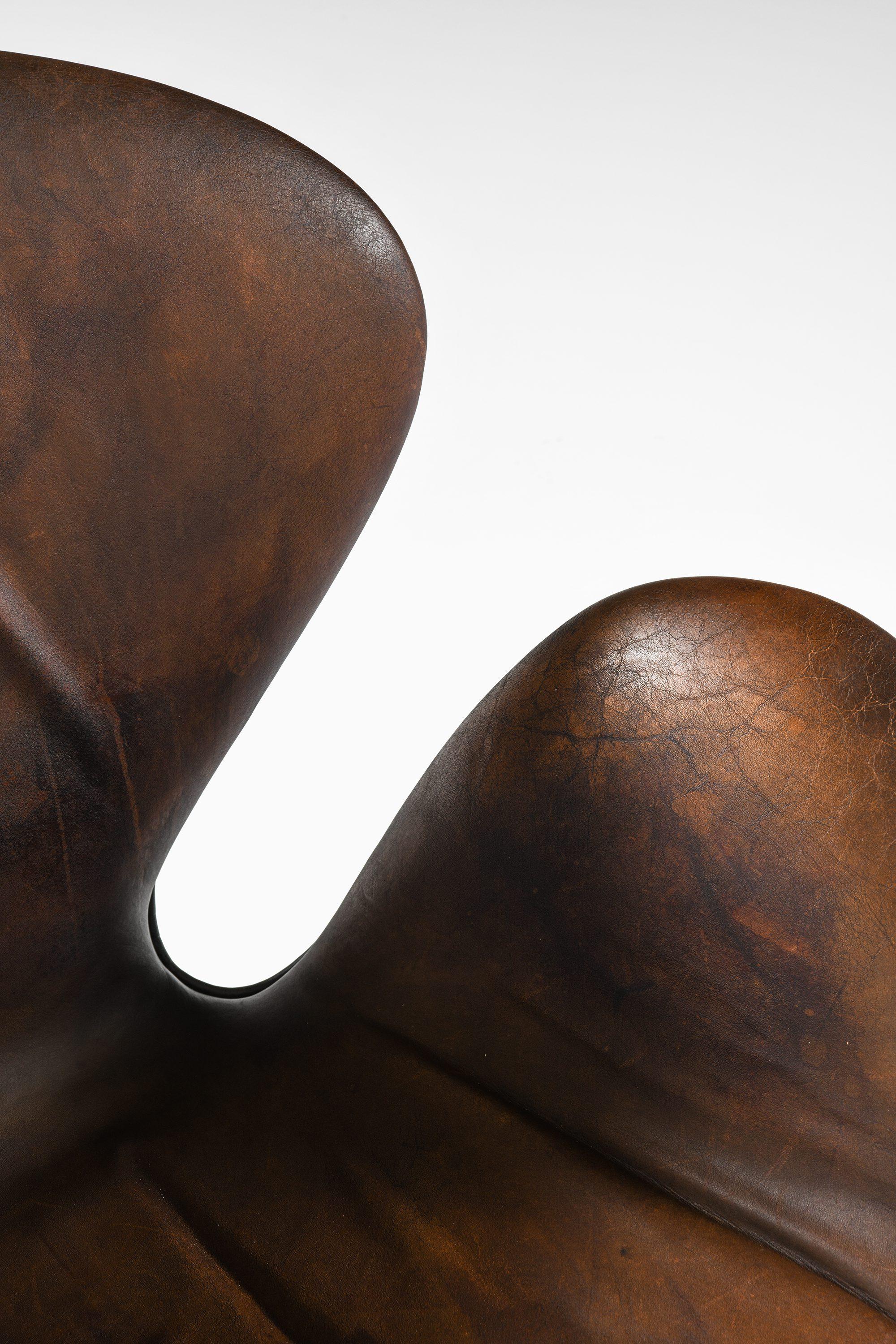 Paar Sessel aus Aluminium und Leder von Arne Jacobsen, 1970er Jahre im Angebot 3