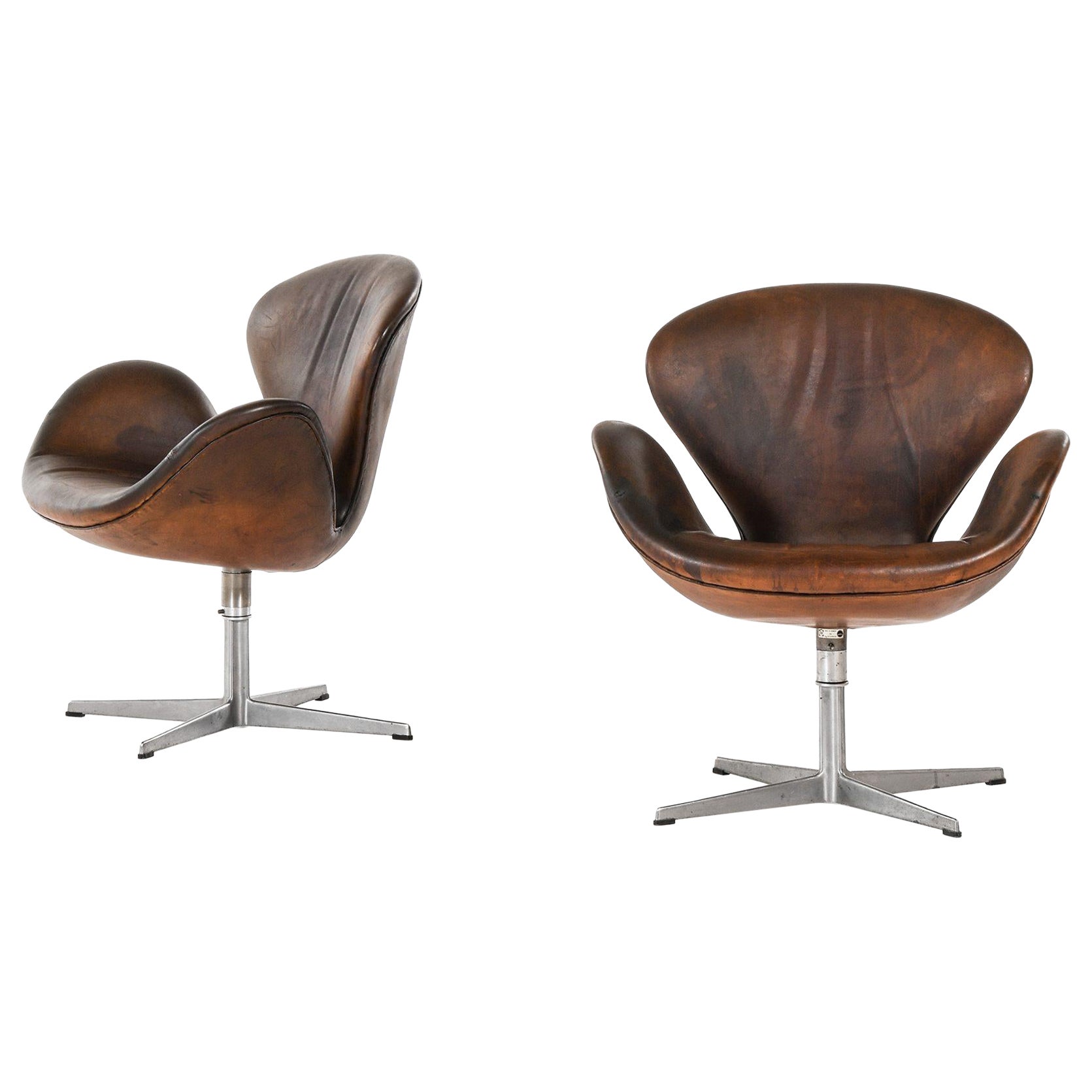 Paar Sessel aus Aluminium und Leder von Arne Jacobsen, 1970er Jahre im Angebot