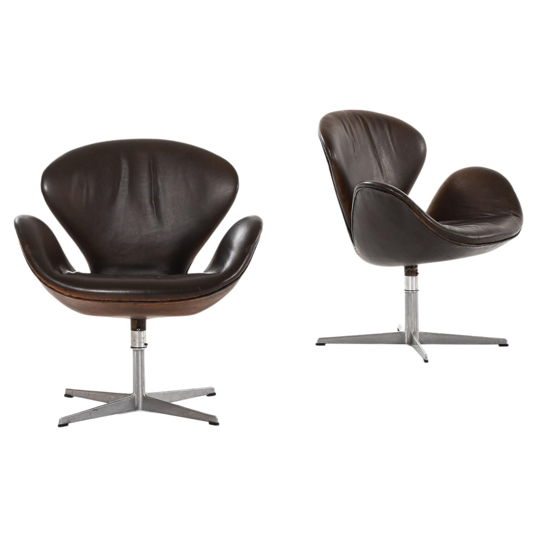 Paar Sessel aus Aluminium und Leder von Arne Jacobsen, 1970er Jahre