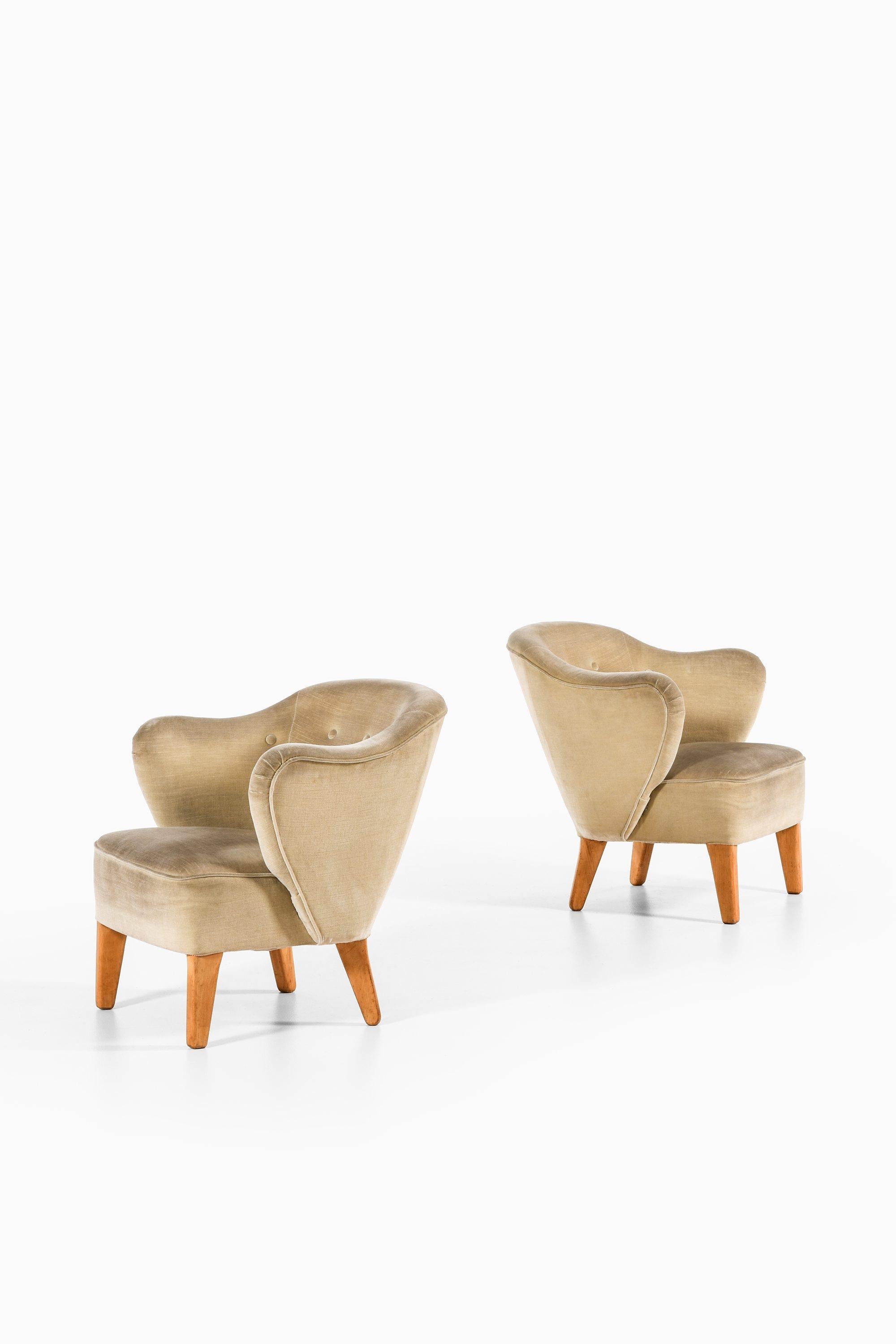 Scandinavo moderno Coppia di poltrone con gambe in frassino e mohair in velluto di Flemming Lassen, anni 40 in vendita