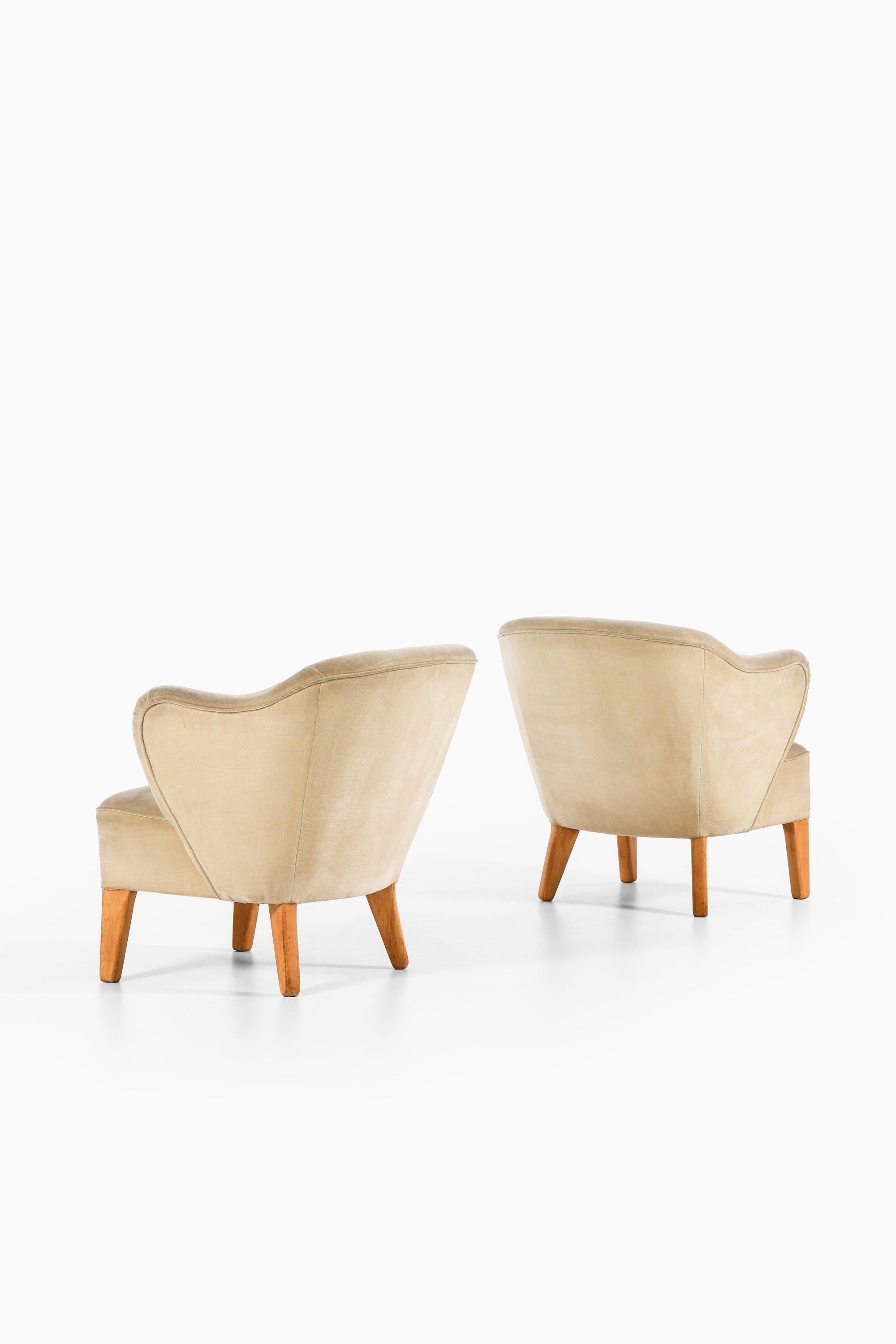 Danese Coppia di poltrone con gambe in frassino e mohair in velluto di Flemming Lassen, anni 40 in vendita