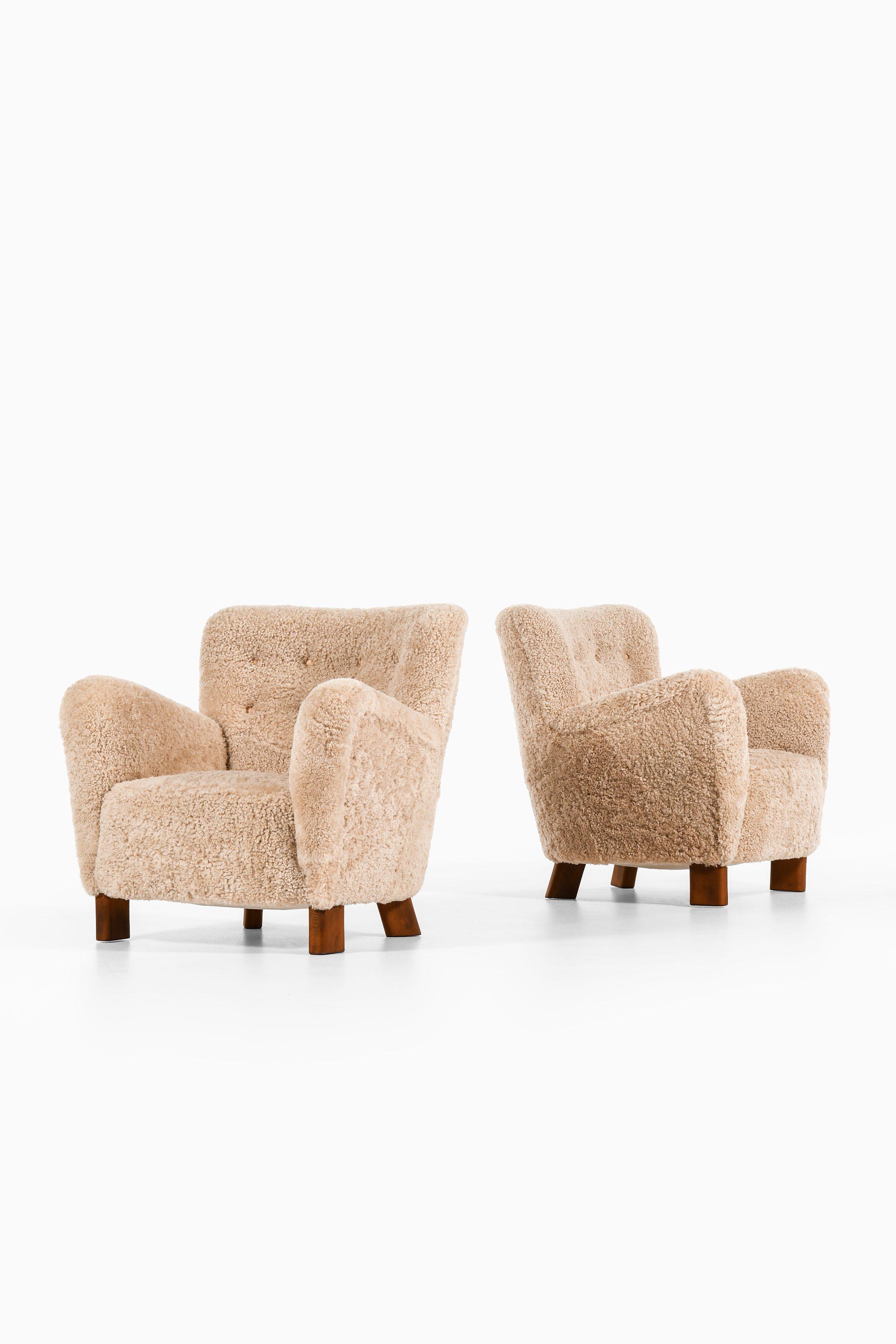 Coppia di poltrone Easy Chair in Beeche e appena rivestite in pelle di pecora e bottoni in pelle Nature di Fritz Hansen, 1938

Informazioni aggiuntive:
Materiale: Beeche e rivestimento recente in pelle di pecora e bottoni in pelle naturale
Stile: