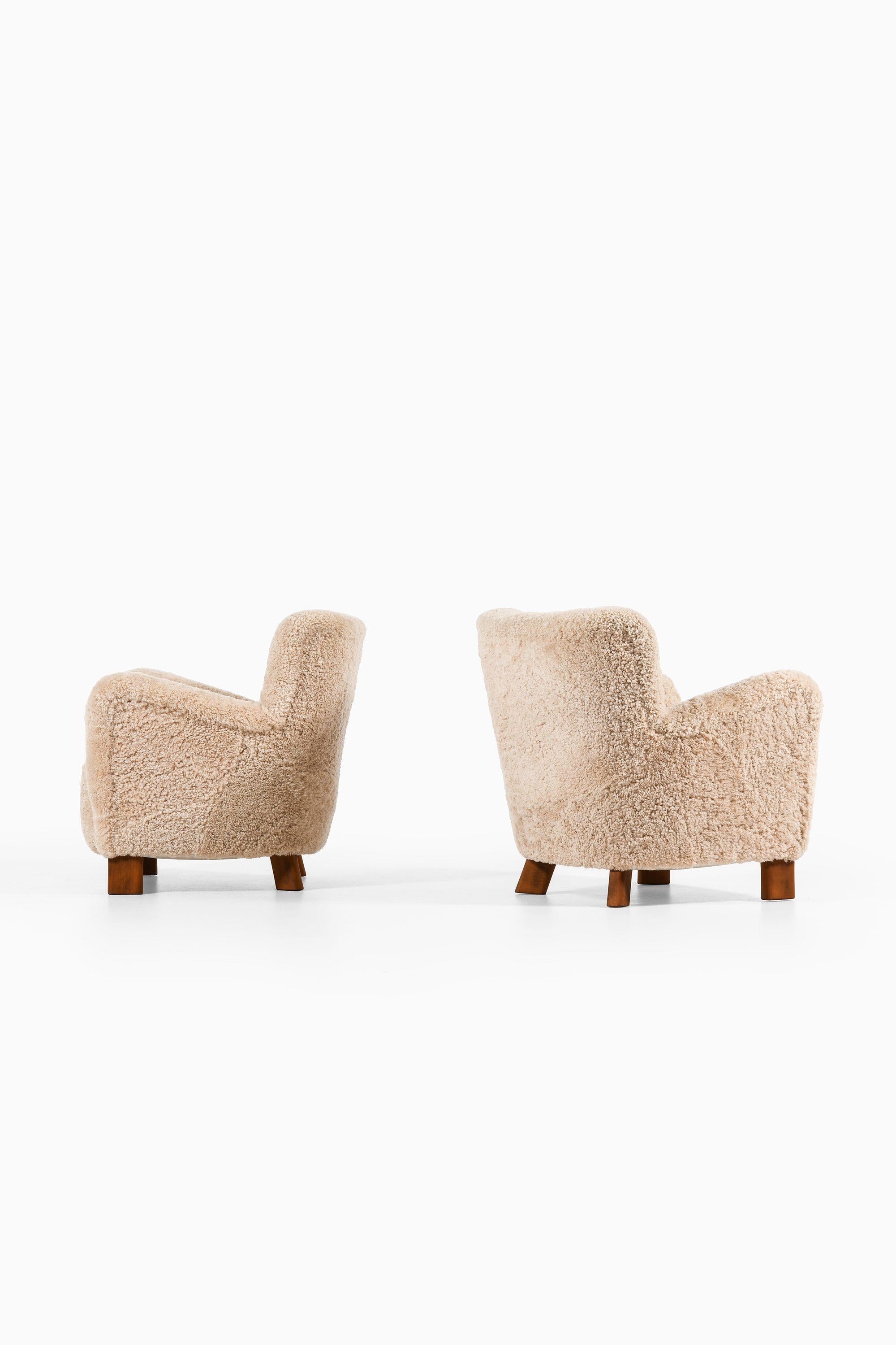 Scandinavo moderno Coppia di poltrone in Beeche e rivestite in pelle di pecora di Fritz Hansen, 1938 in vendita