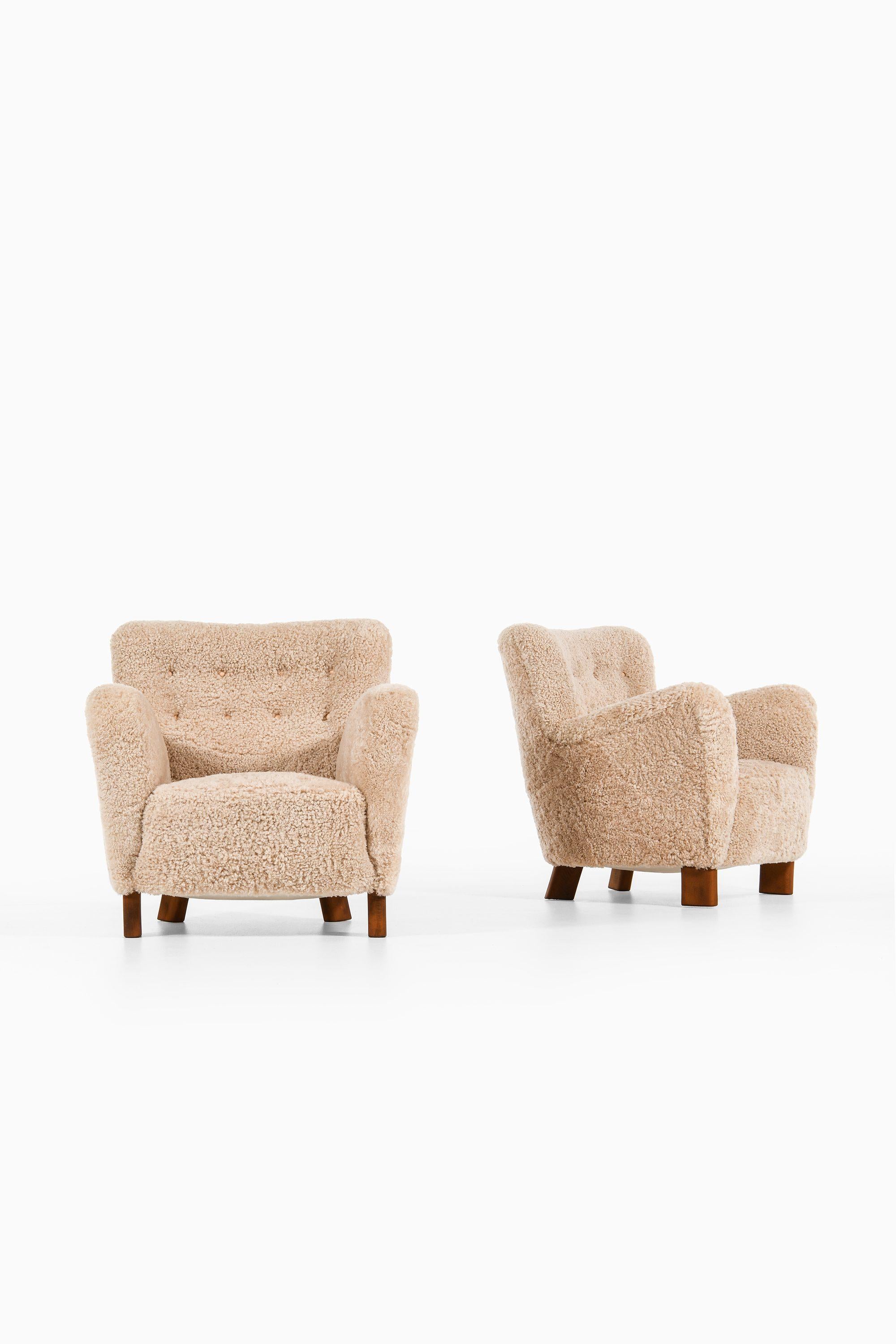 Danese Coppia di poltrone in Beeche e rivestite in pelle di pecora di Fritz Hansen, 1938 in vendita