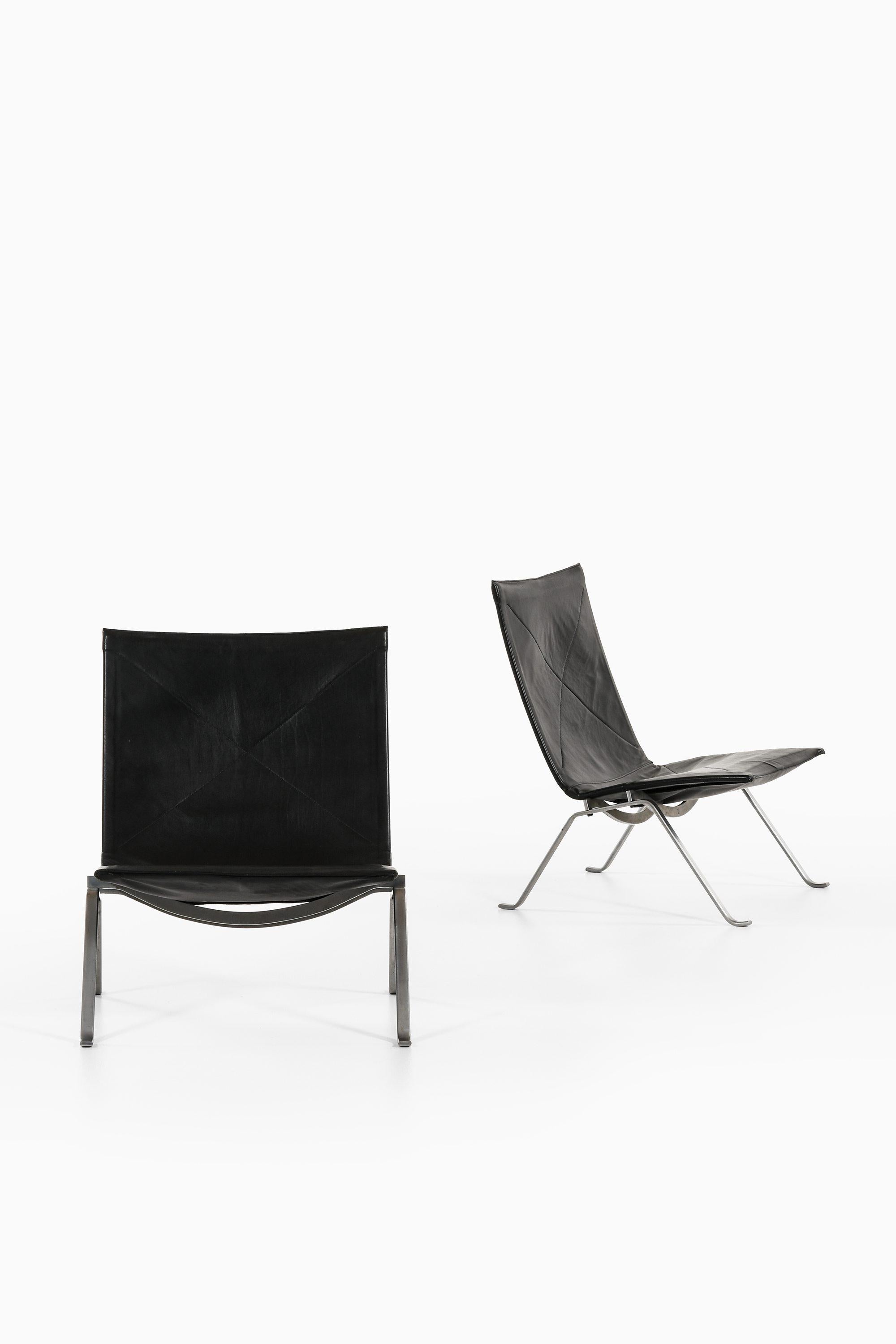 Ein Paar Sessel aus schwarzem Leder und Stahl von Poul Kjærholm, 1950er Jahre (Moderne der Mitte des Jahrhunderts) im Angebot