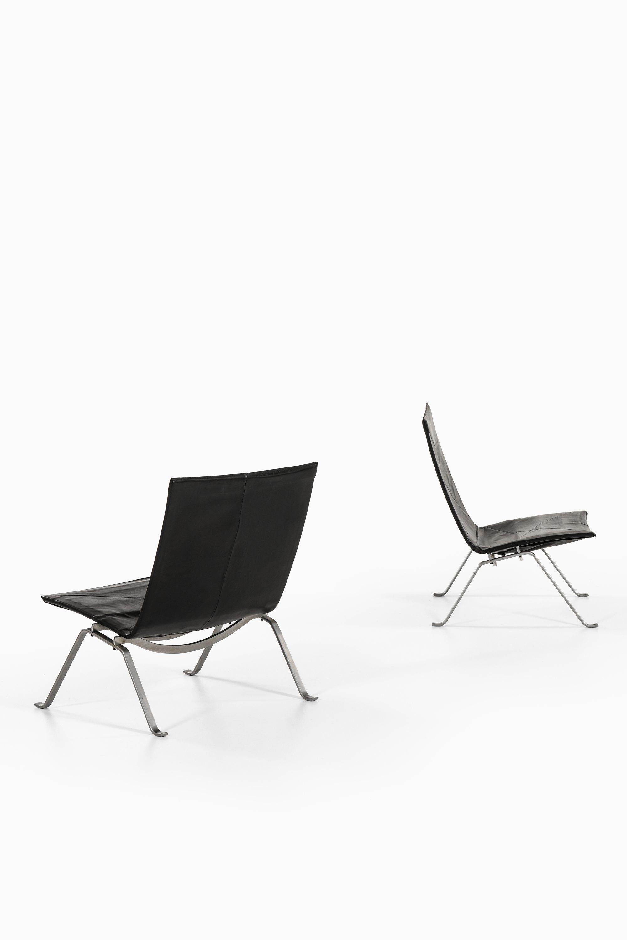 Ein Paar Sessel aus schwarzem Leder und Stahl von Poul Kjærholm, 1950er Jahre (Dänisch) im Angebot