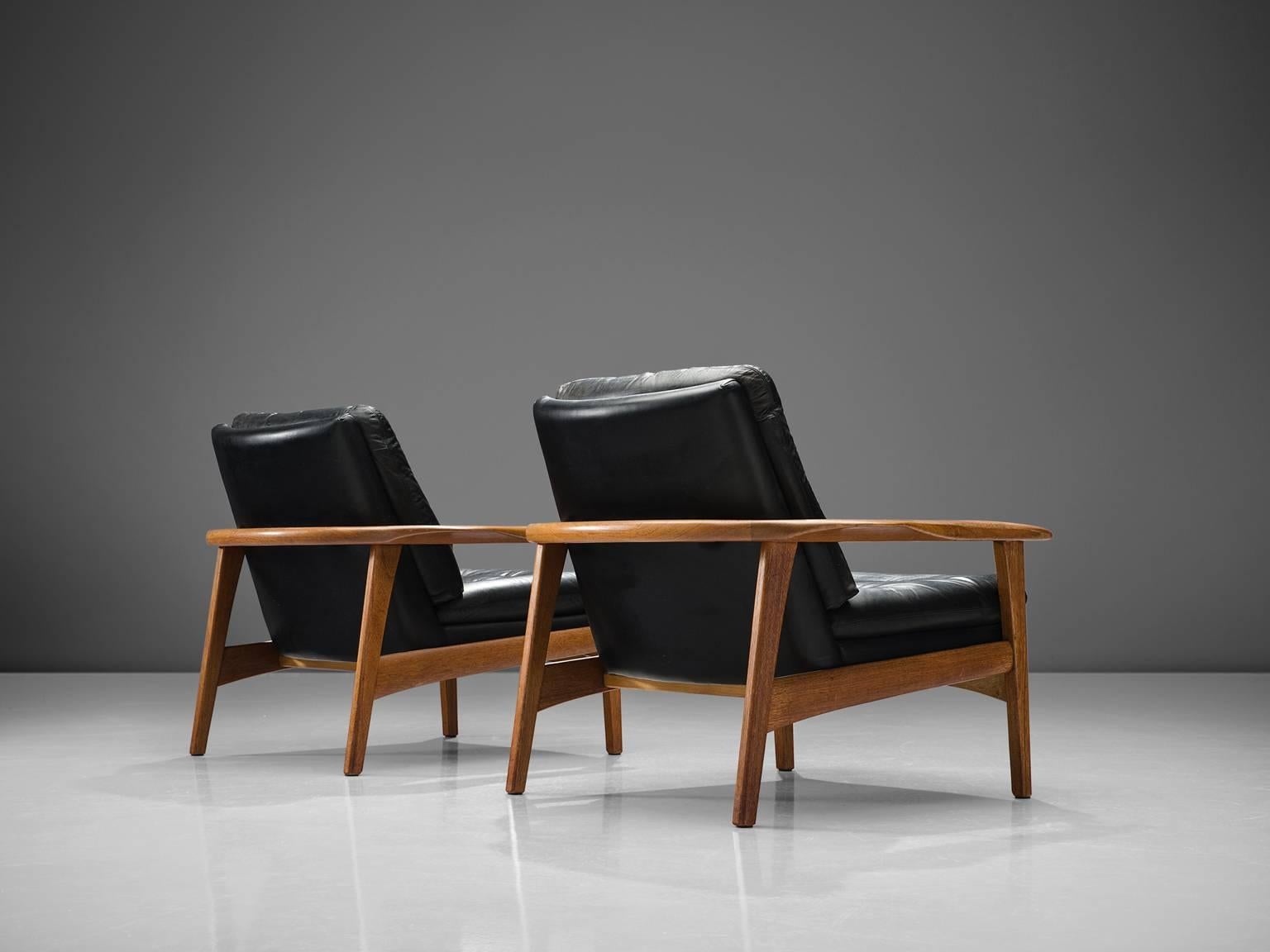 Pair of Easy Chairs in Black Leather and Teak, Denmark, 1960s In Good Condition In Waalwijk, NL