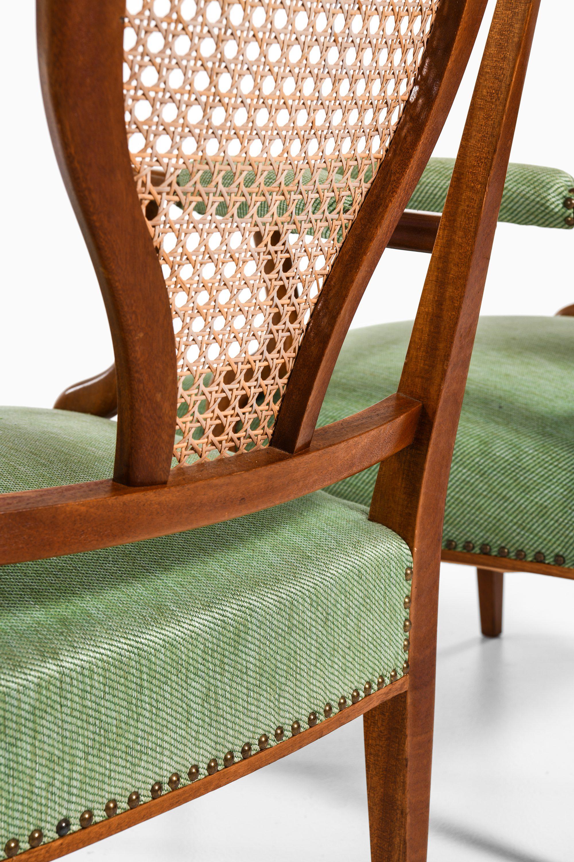 Pareja de butacas de caoba, caña y tela de Josef Frank, 1939 en Bueno estado para la venta en Limhamn, Skåne län