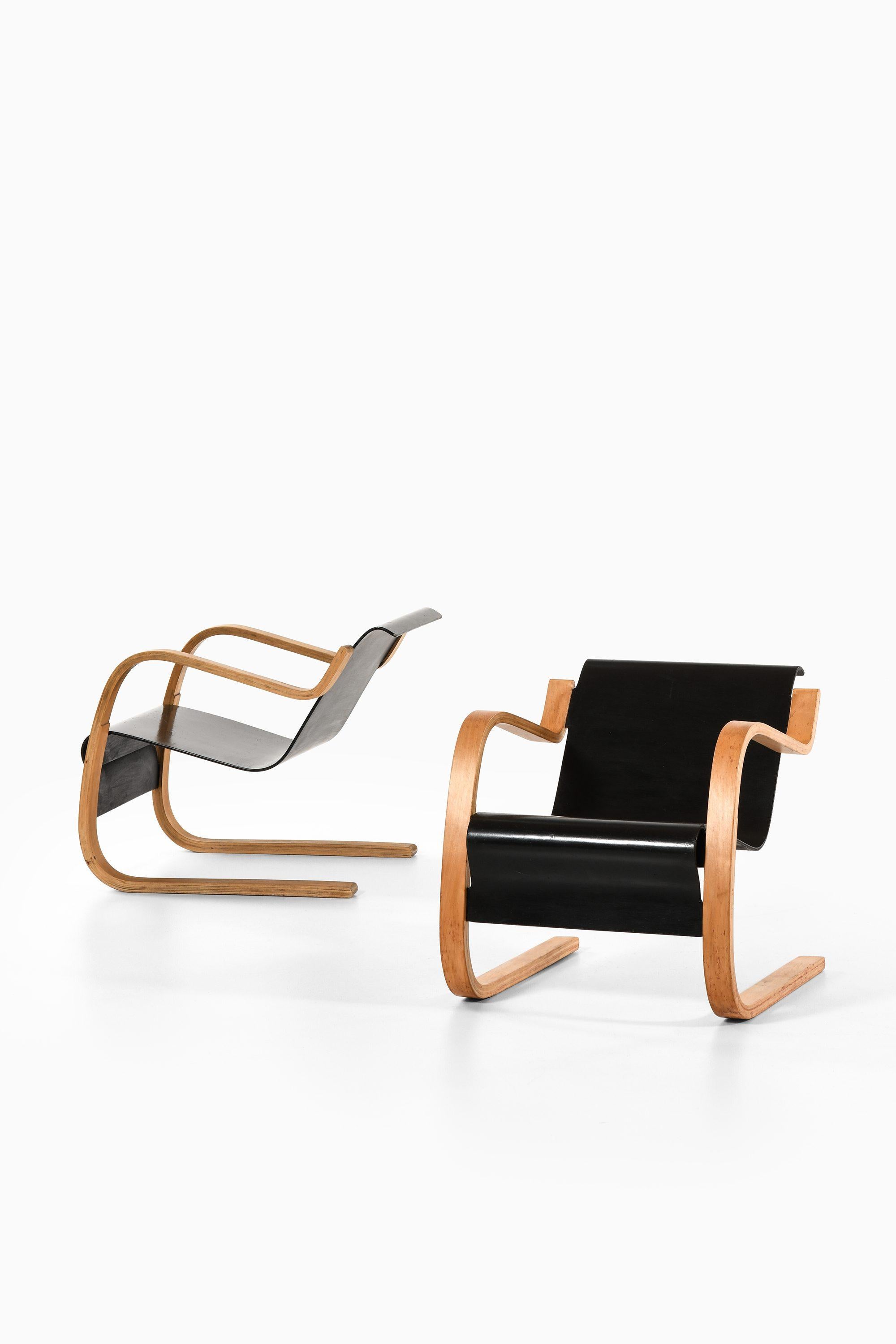 Paire de fauteuils en bouleau de Mazurie moulé et stratifié et en bouleau par Alvar Aalto, années 1940

Informations supplémentaires :
Matériau : Bouleau moulé et stratifié et merisier
Style : Milieu du siècle, Scandinavie
Rare paire de fauteuils