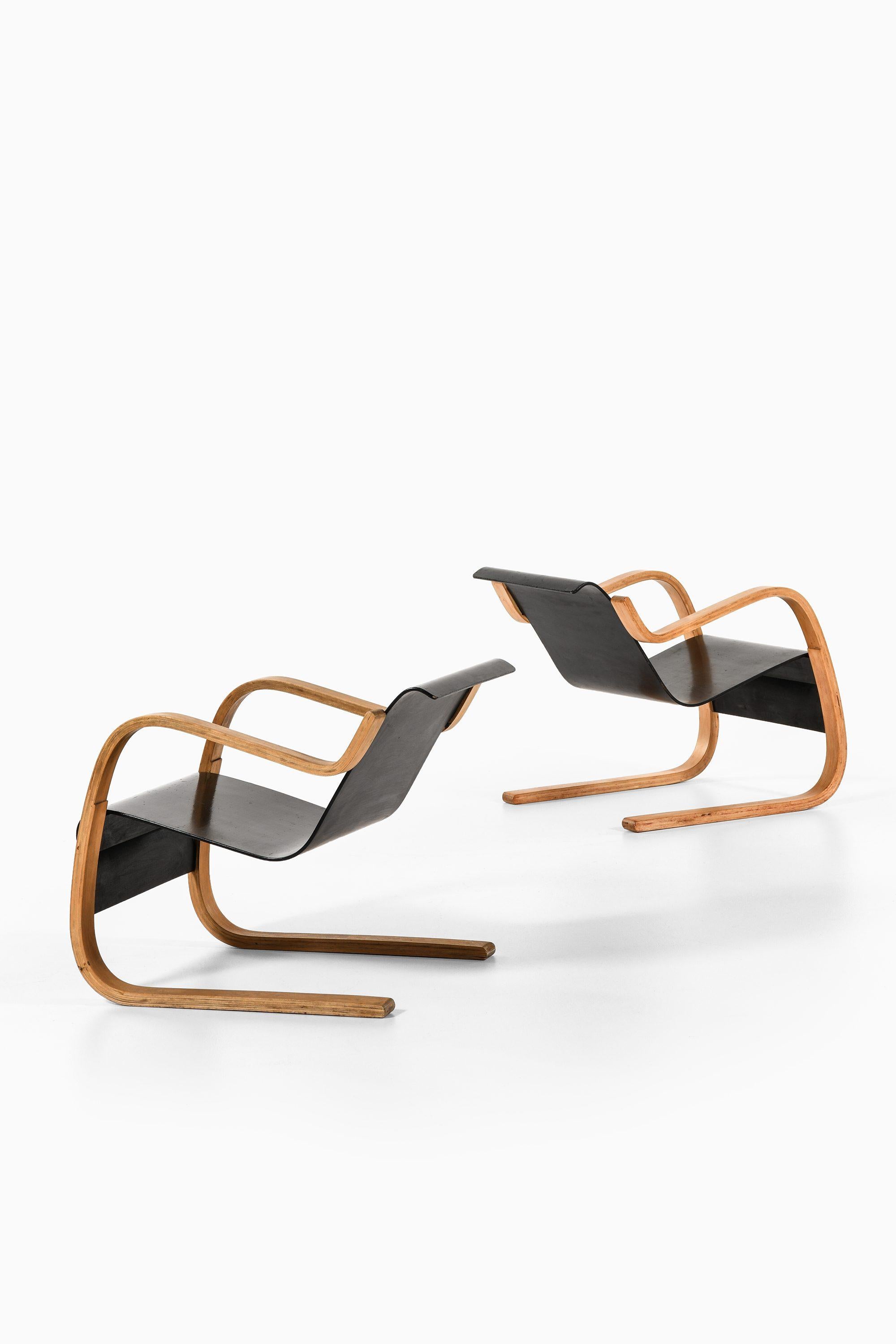 Finlandais Paire de fauteuils en bouleau moulé et stratifié par Alvar Aalto+Aalto, années 1940 en vente