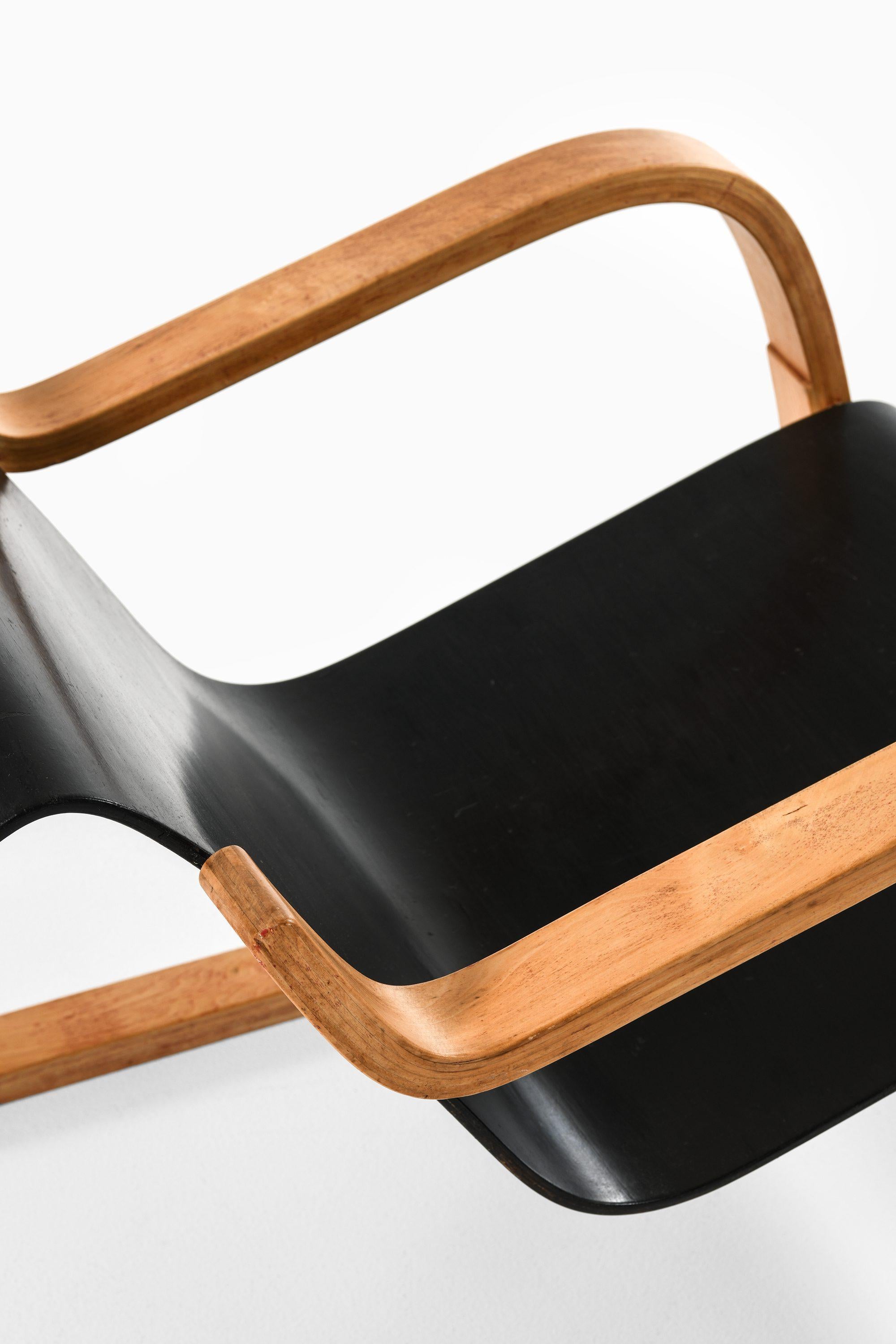 Moulé Paire de fauteuils en bouleau moulé et stratifié par Alvar Aalto+Aalto, années 1940 en vente