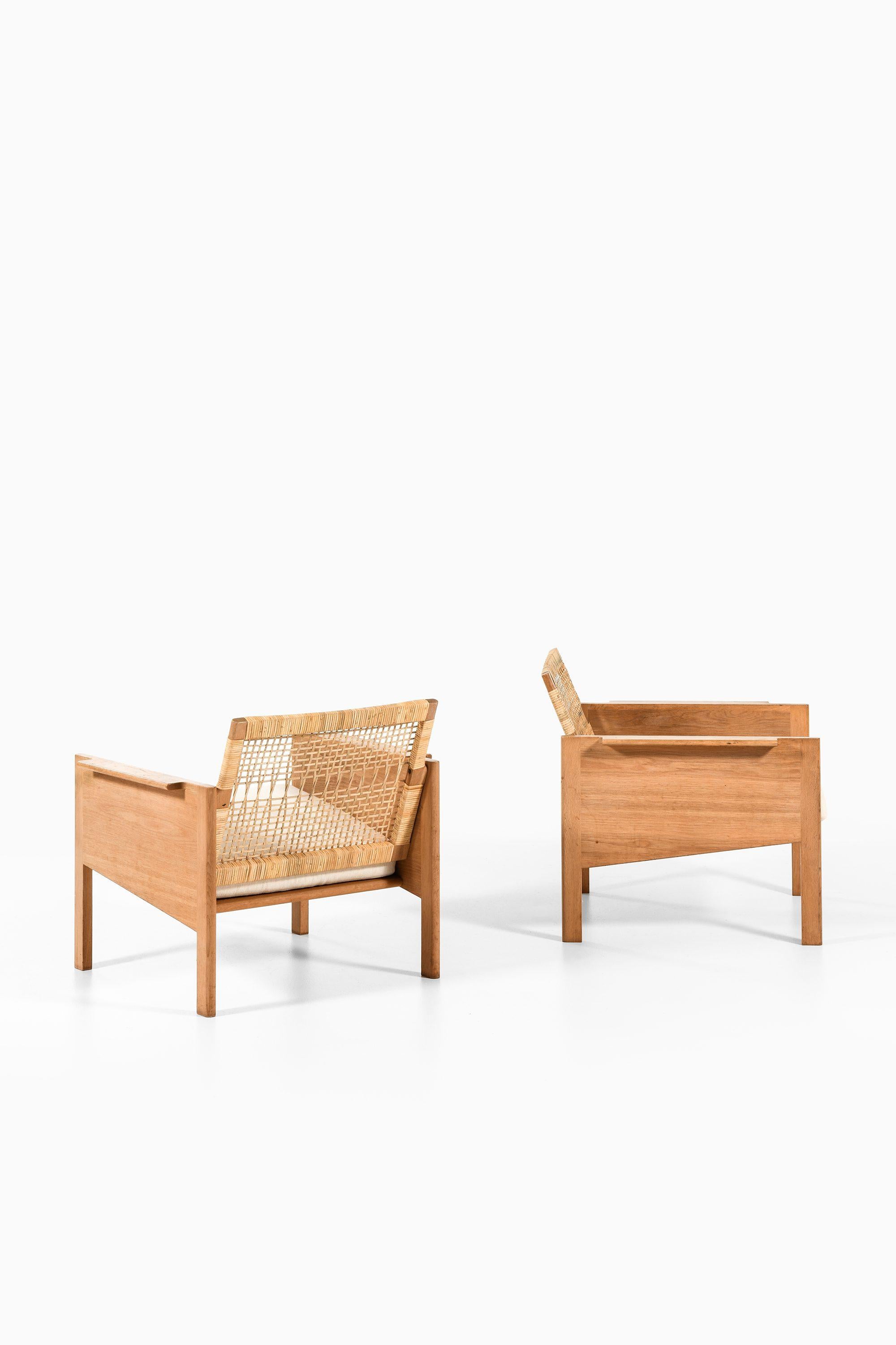 Mid-Century moderno Coppia di poltrone in Oak e canna di Kai Kristiansen, 1965 in vendita