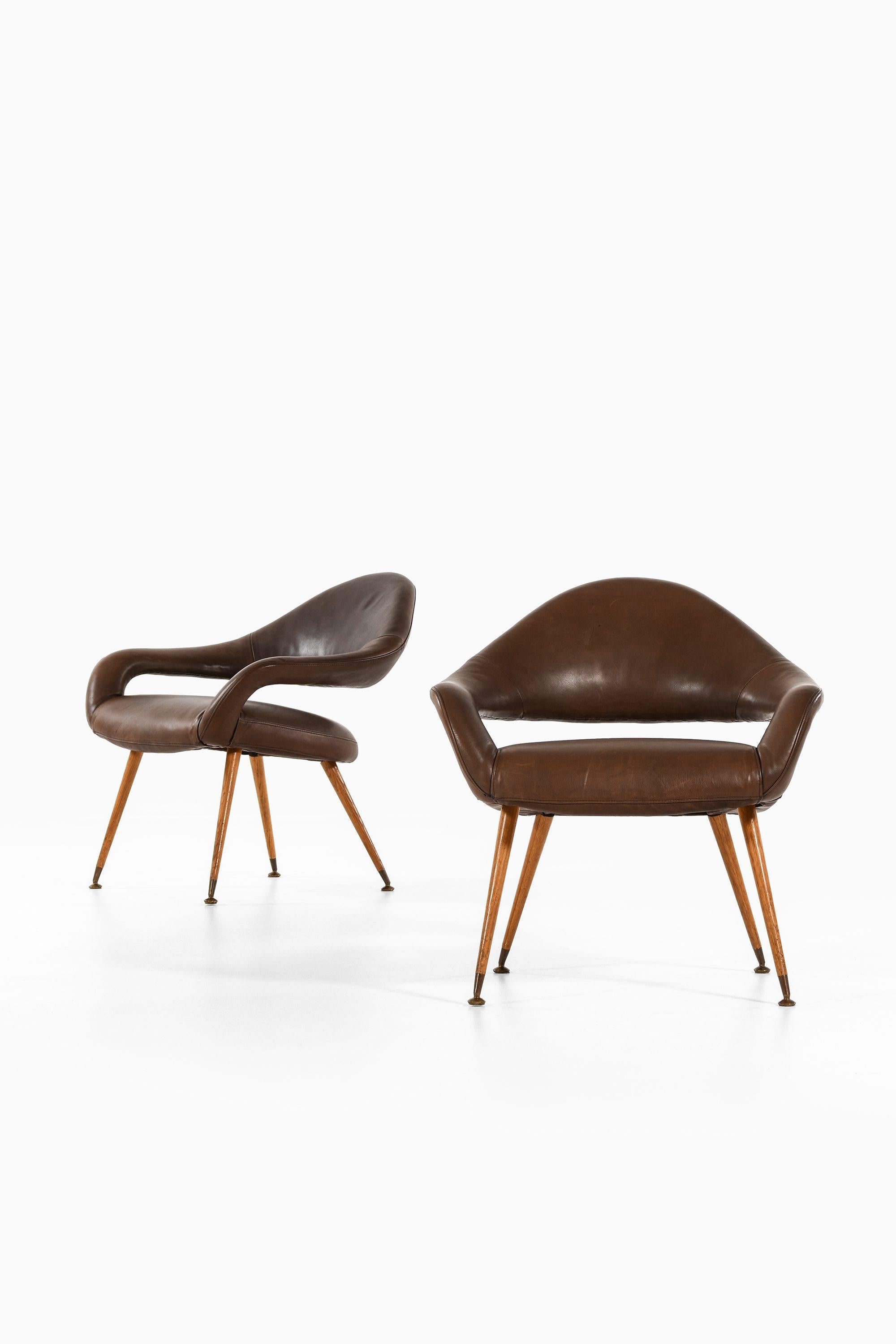 Paire de fauteuils en chêne, laiton et cuir par Gastone Rinaldi, 1954

Informations supplémentaires :
Matériau : Chêne, laiton et cuir
Style : Milieu du siècle, Italien
Rare paire de fauteuils modèle DU 55P
Produit par RIMA en Italie
Dimensions (L x