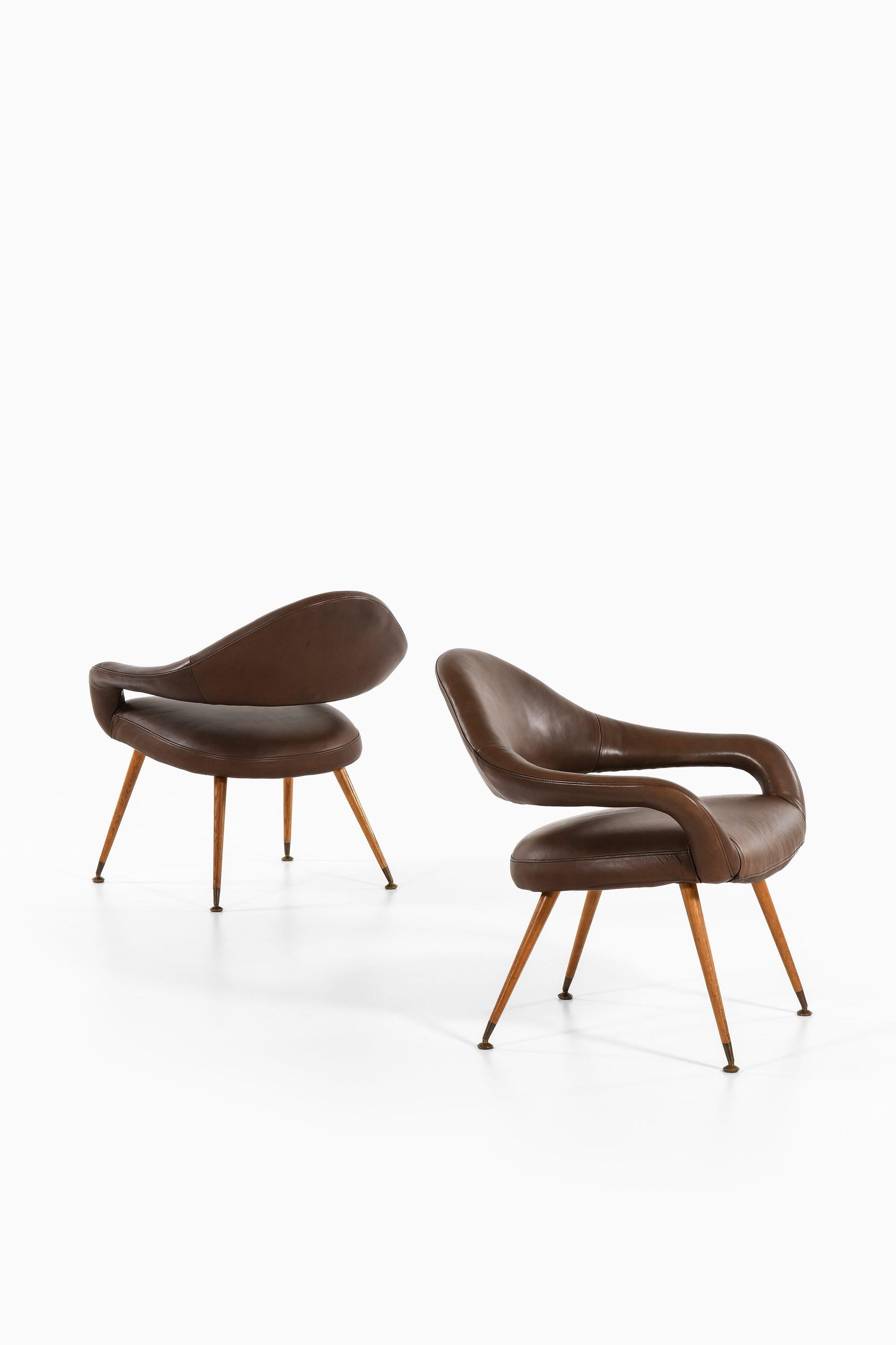 Mid-Century Modern Paire de fauteuils en chêne, laiton et cuir par Gastone Rinaldi, 1954 en vente