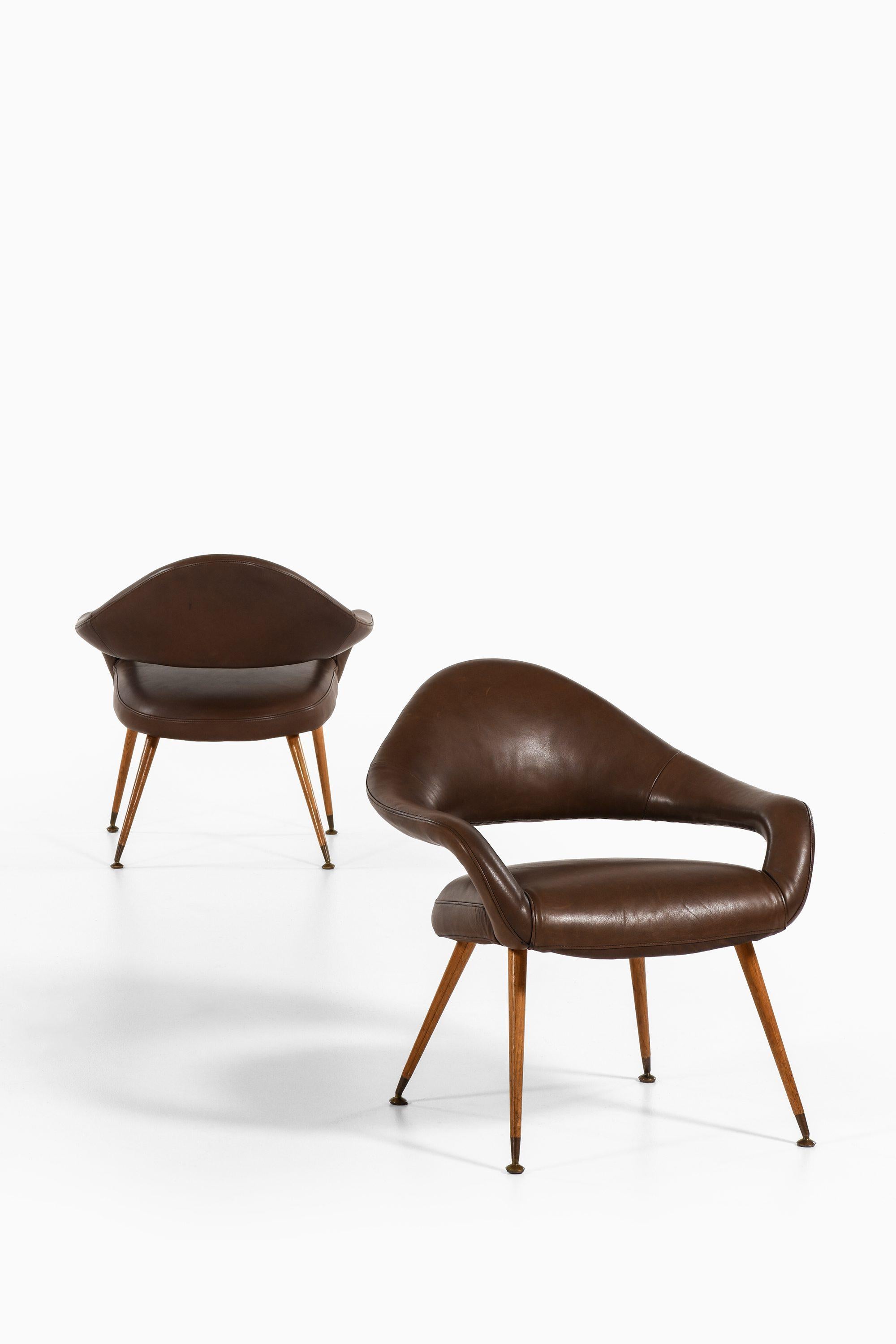 italien Paire de fauteuils en chêne, laiton et cuir par Gastone Rinaldi, 1954 en vente