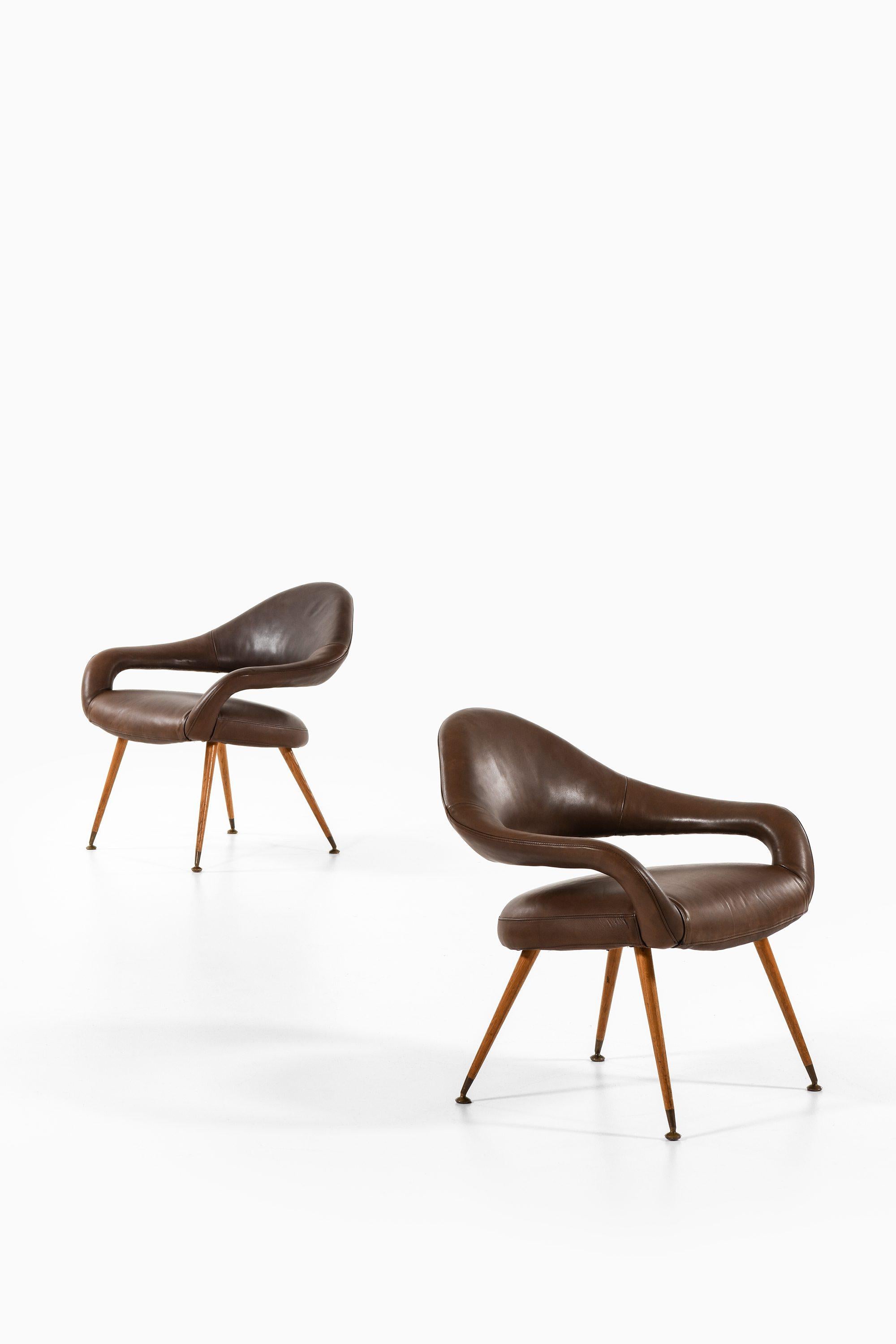 Paire de fauteuils en chêne, laiton et cuir par Gastone Rinaldi, 1954 Bon état - En vente à Limhamn, Skåne län