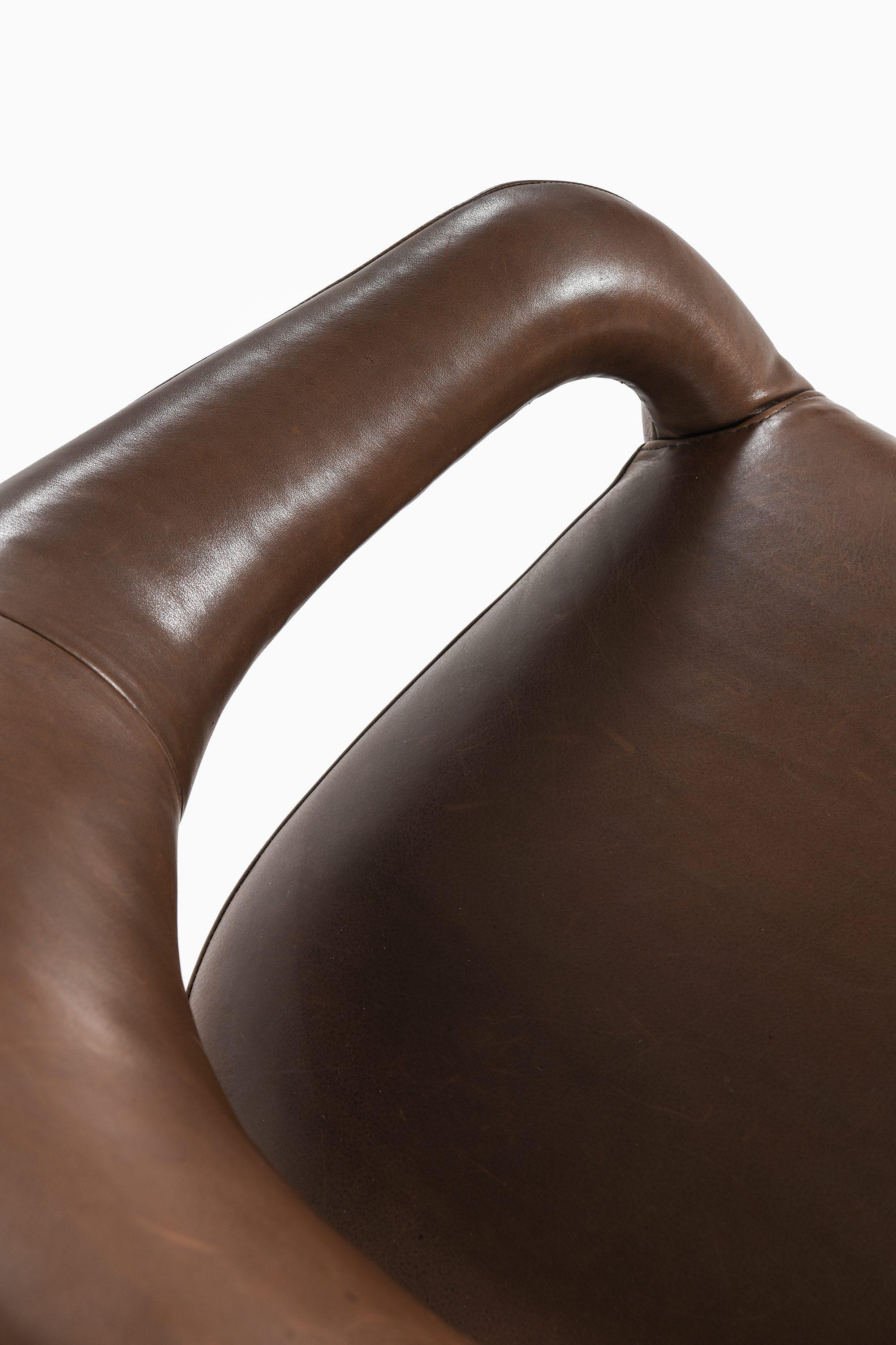 20ième siècle Paire de fauteuils en chêne, laiton et cuir par Gastone Rinaldi, 1954 en vente