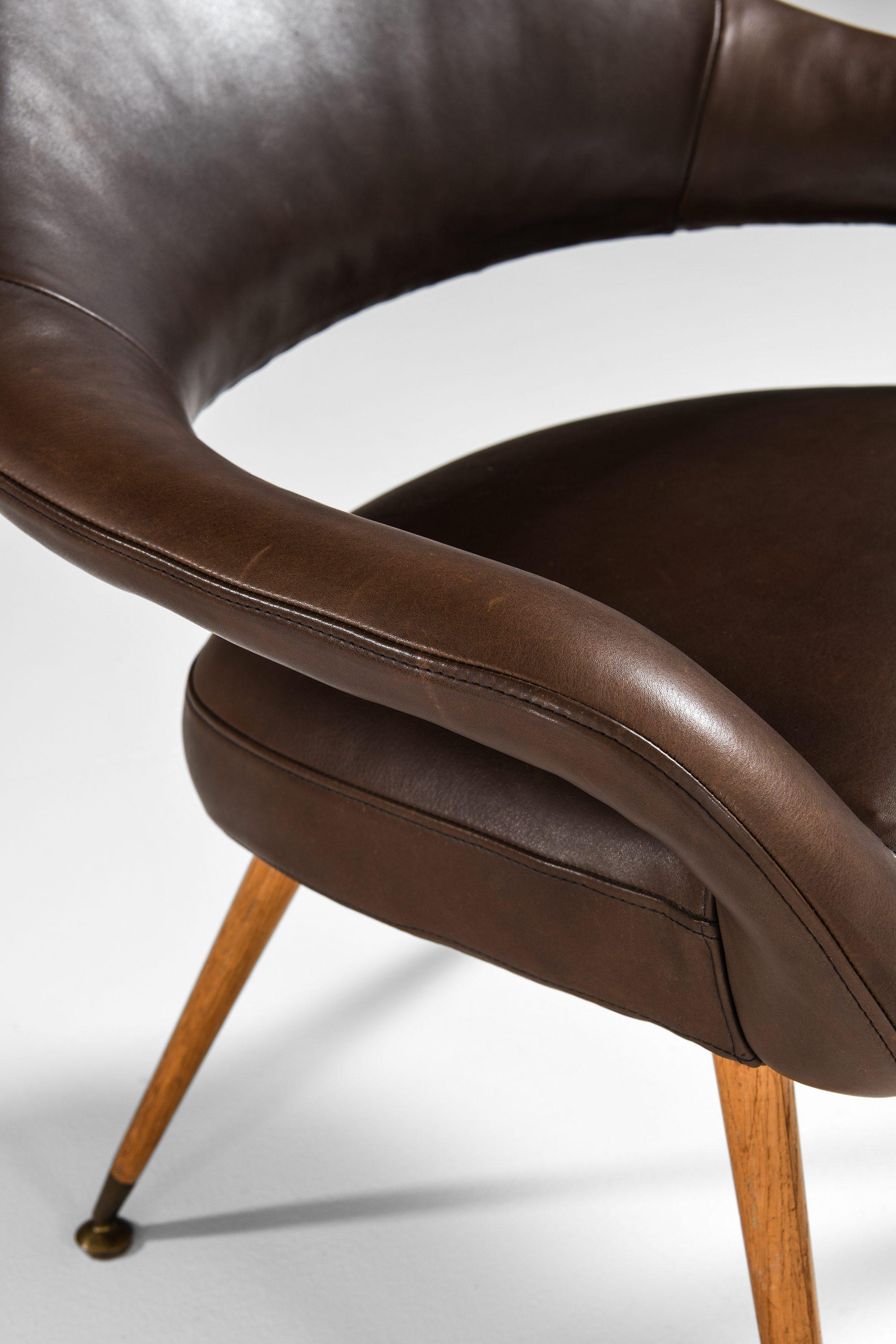 Chêne Paire de fauteuils en chêne, laiton et cuir par Gastone Rinaldi, 1954 en vente