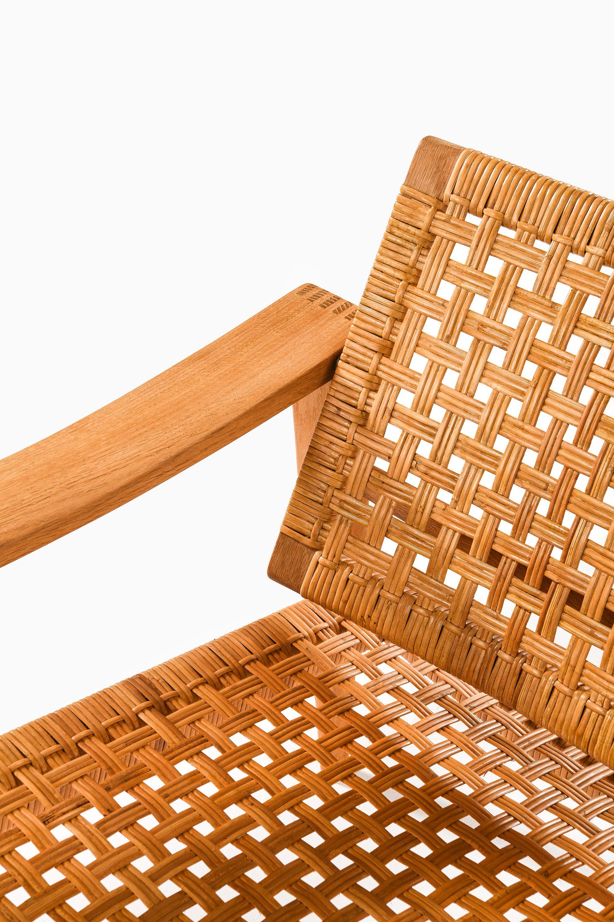 Coppia di poltrone in Oak, canna intrecciata, ottone e pelle di Hans Wegner, 1959 in vendita 3